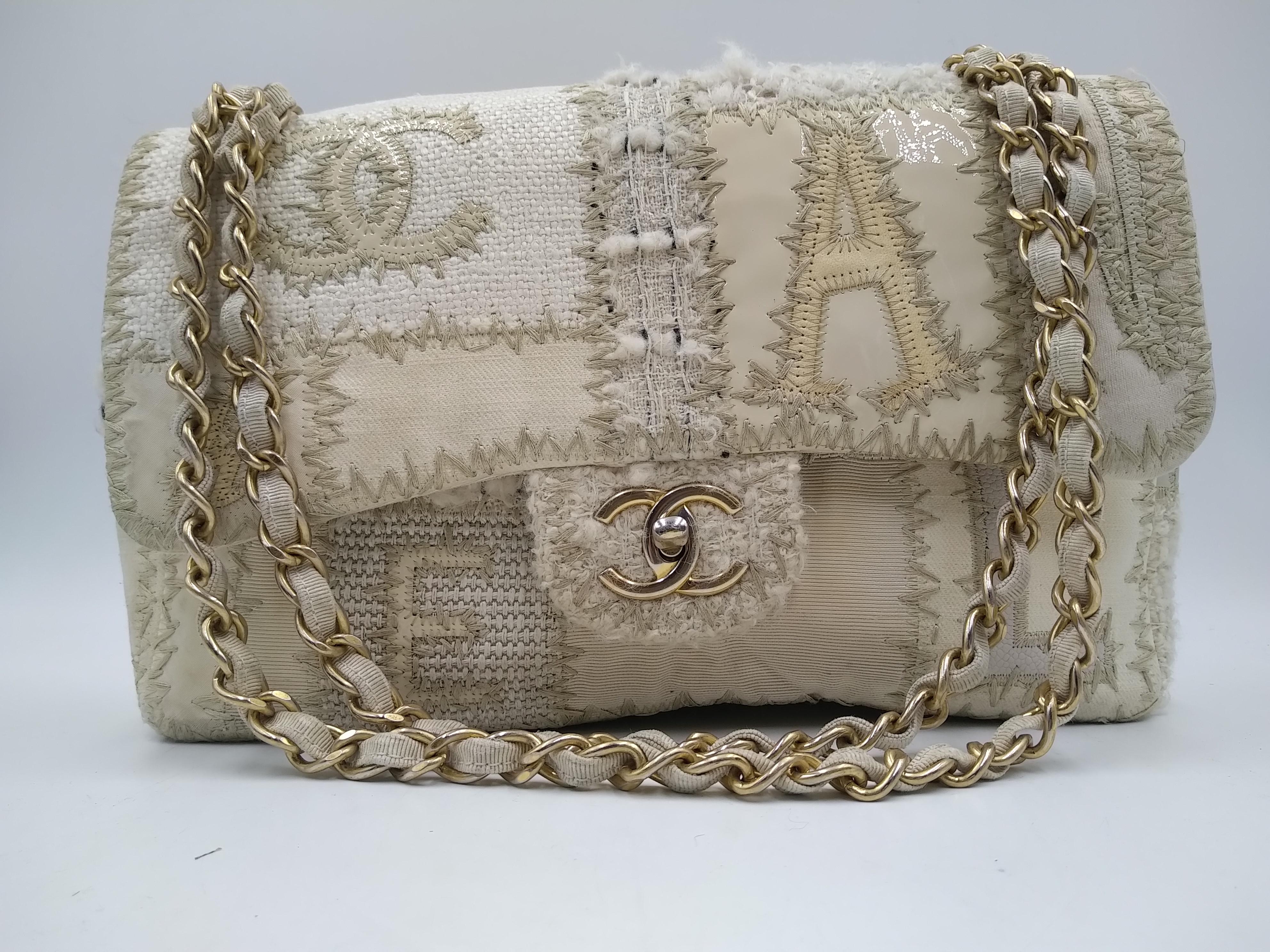 Chanel White Medium Tweed Flap Bag In Good Condition In Lugano, Ticino