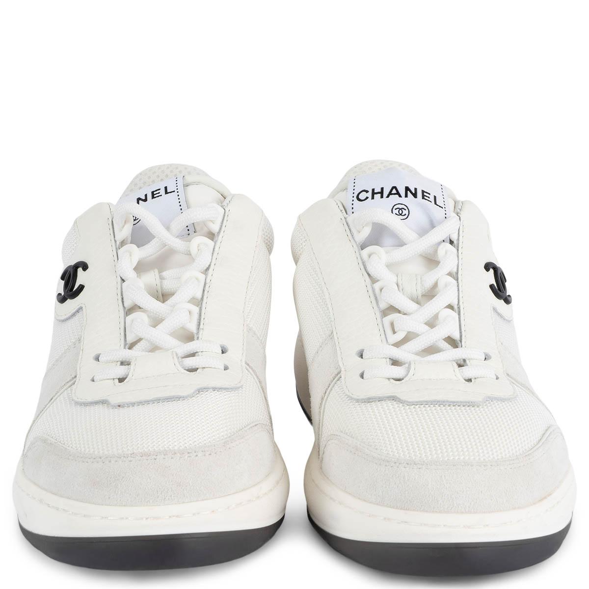 100% authentische Chanel 2022 Low-Top-Sneakers aus weißem Mesh und Leder mit Details aus hellgrauem Wildleder. Verziert mit schwarzem CC-Logo an der Seite und weißem Leder an der Ferse. Sie wurden getragen und sind in ausgezeichnetem Zustand.