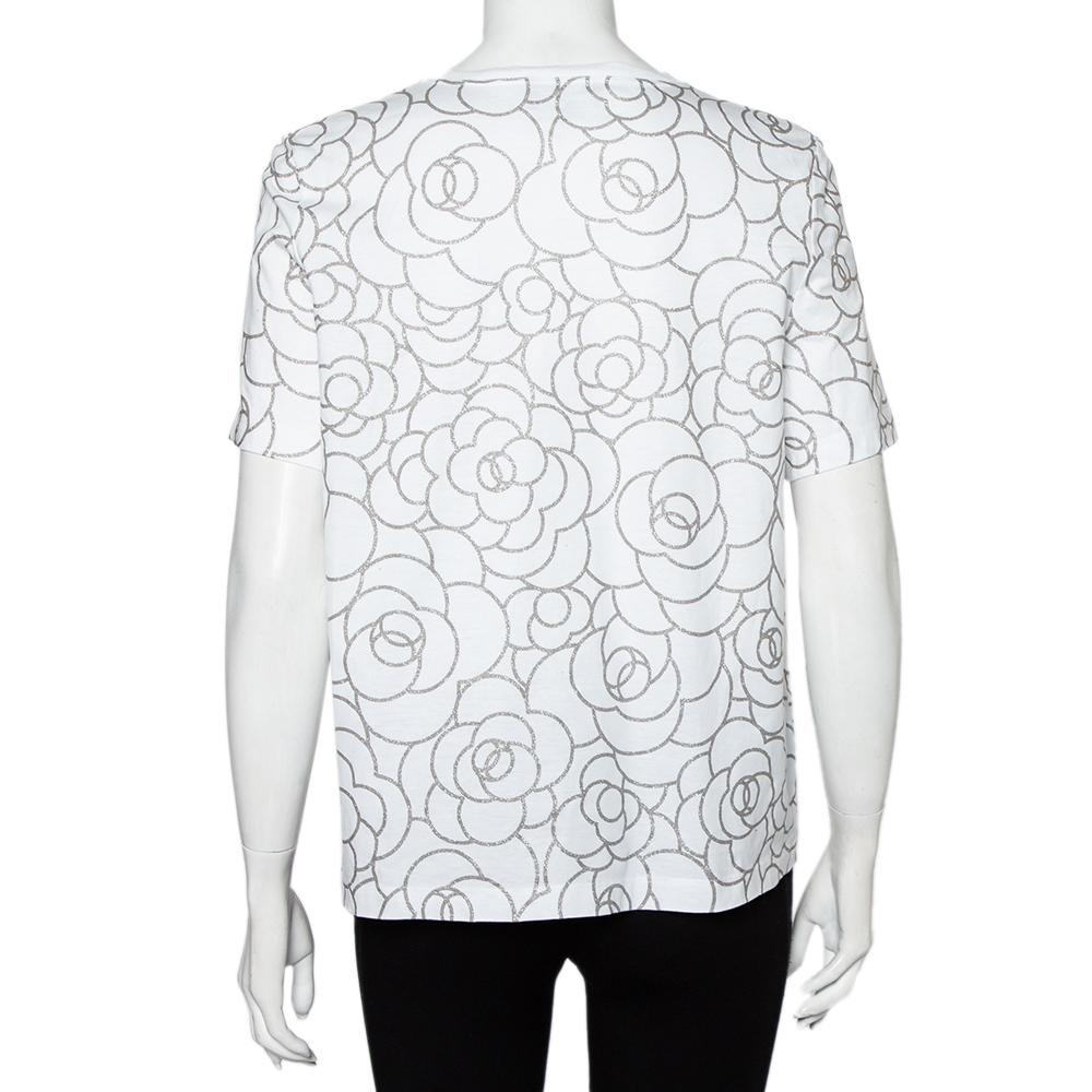 A seamless blend of comfort, luxury, and style, this Chanel t-shirt is a must-have piece! Made from cotton in a white shade, the creation is elevated by the label's signature Camellia motifs in a metallic effect. Finished off with short sleeves and