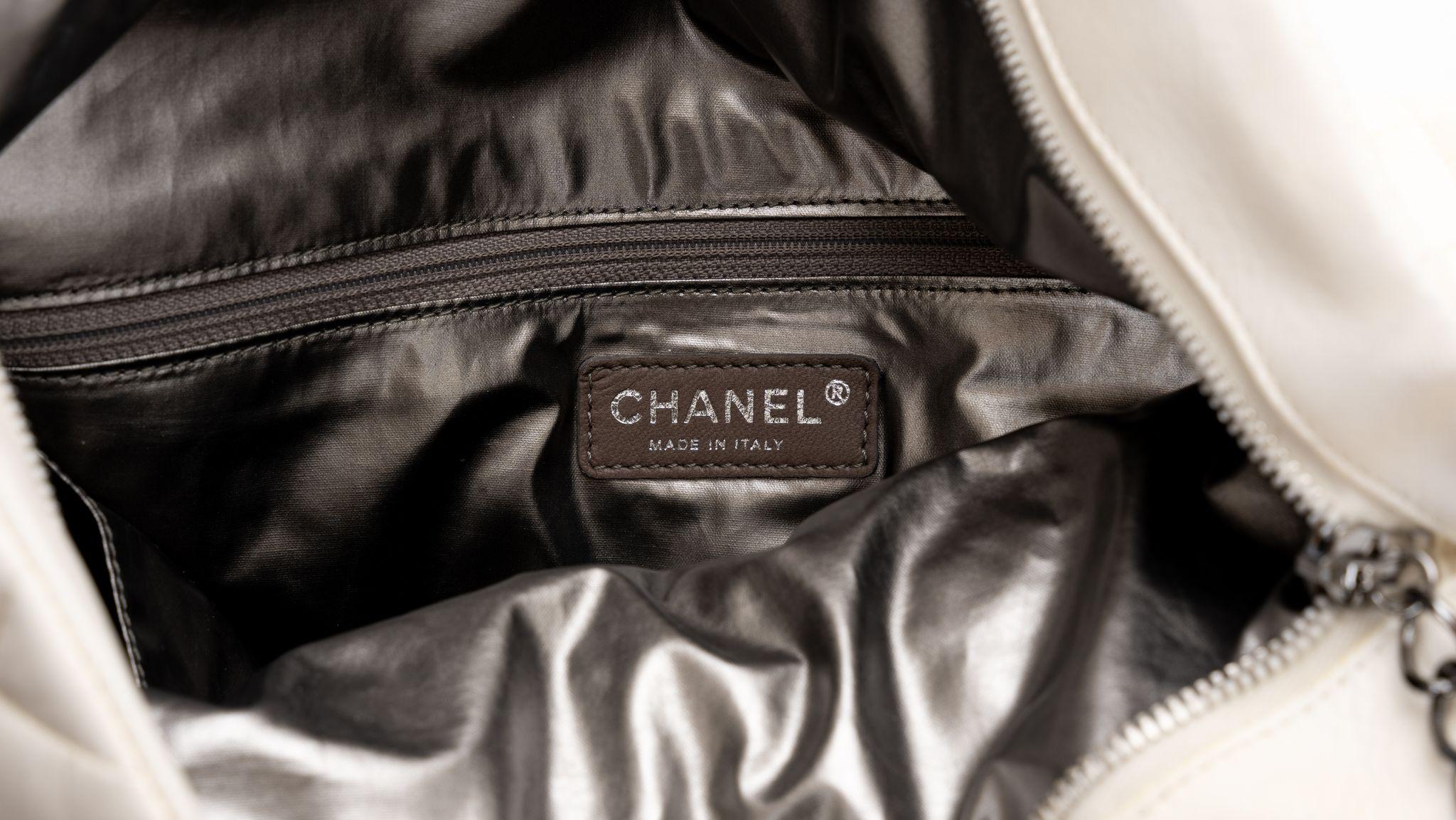 Chanel Weiße Moskauer gesteppte Umhängetasche im Angebot 3