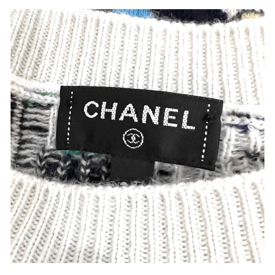 Pull Intarsia en cachemire blanc imprimé logo multicolore F2021 de Chanel Pour femmes en vente