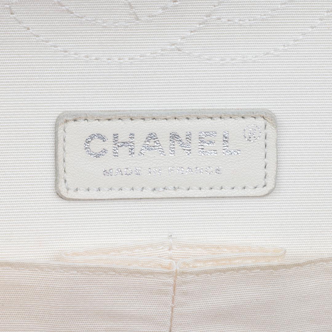 CHANEL Weißes mehrfarbiges gestepptes Lammfell Airlines Medium Classic Double Flap Ba im Angebot 6