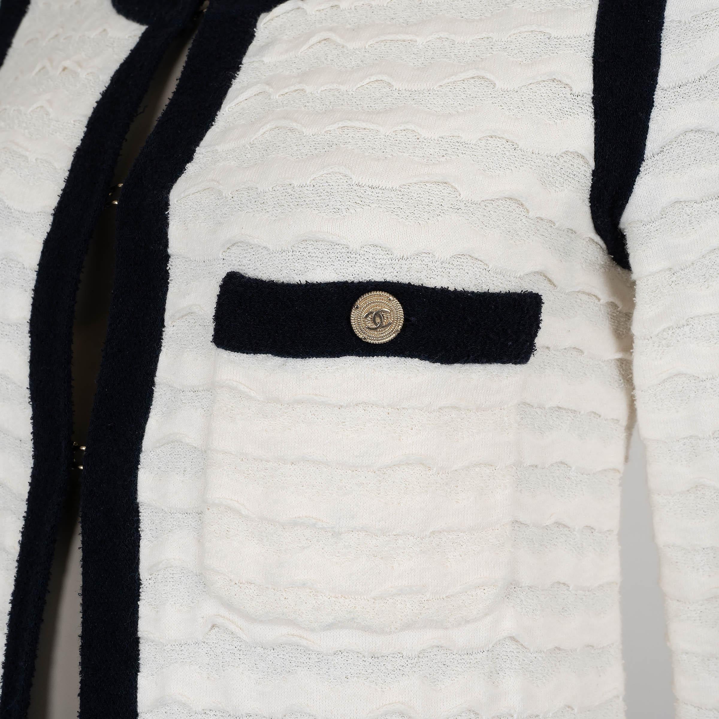 CHANEL blanco y azul marino 12C ANTIBES JACQUARD Piqué Chaqueta 34 XXS en venta 1