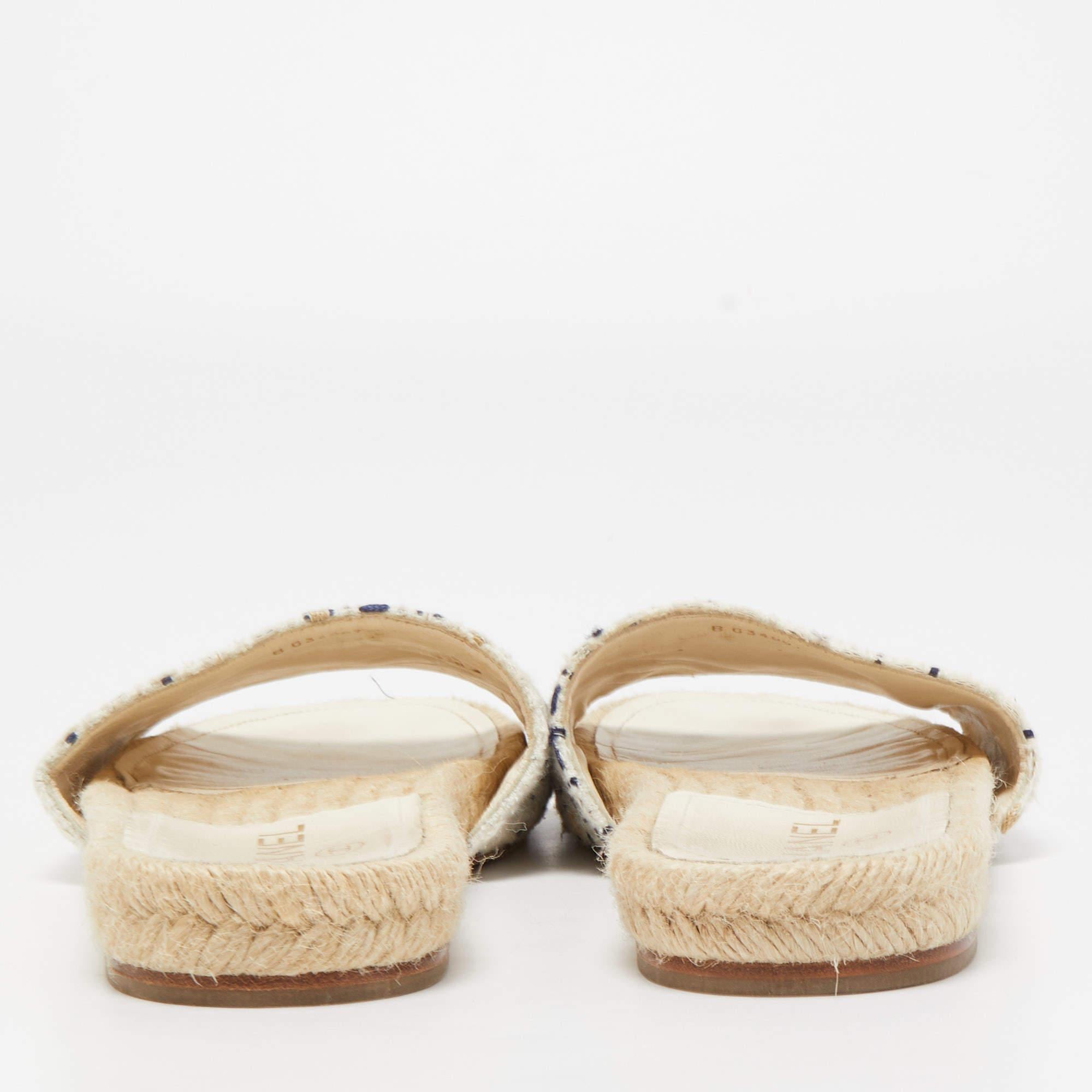 Chanel White/Navy Blue Tweed CC Espadrille Flat Slides Size 39 In Good Condition In Dubai, Al Qouz 2