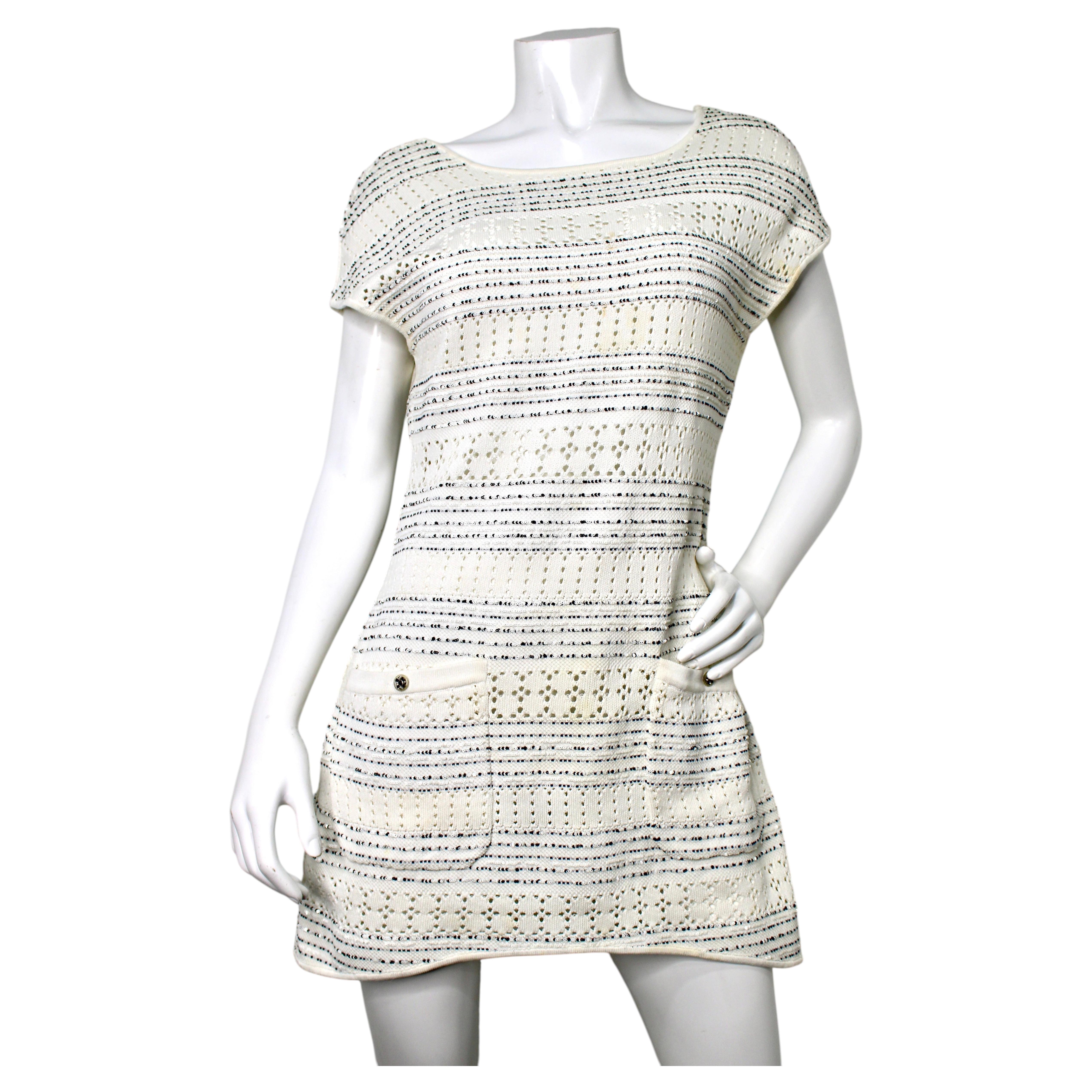 Chanel – Weiß- und marineblaues Minikleid aus Baumwollstrick mit Pailletten, 2017