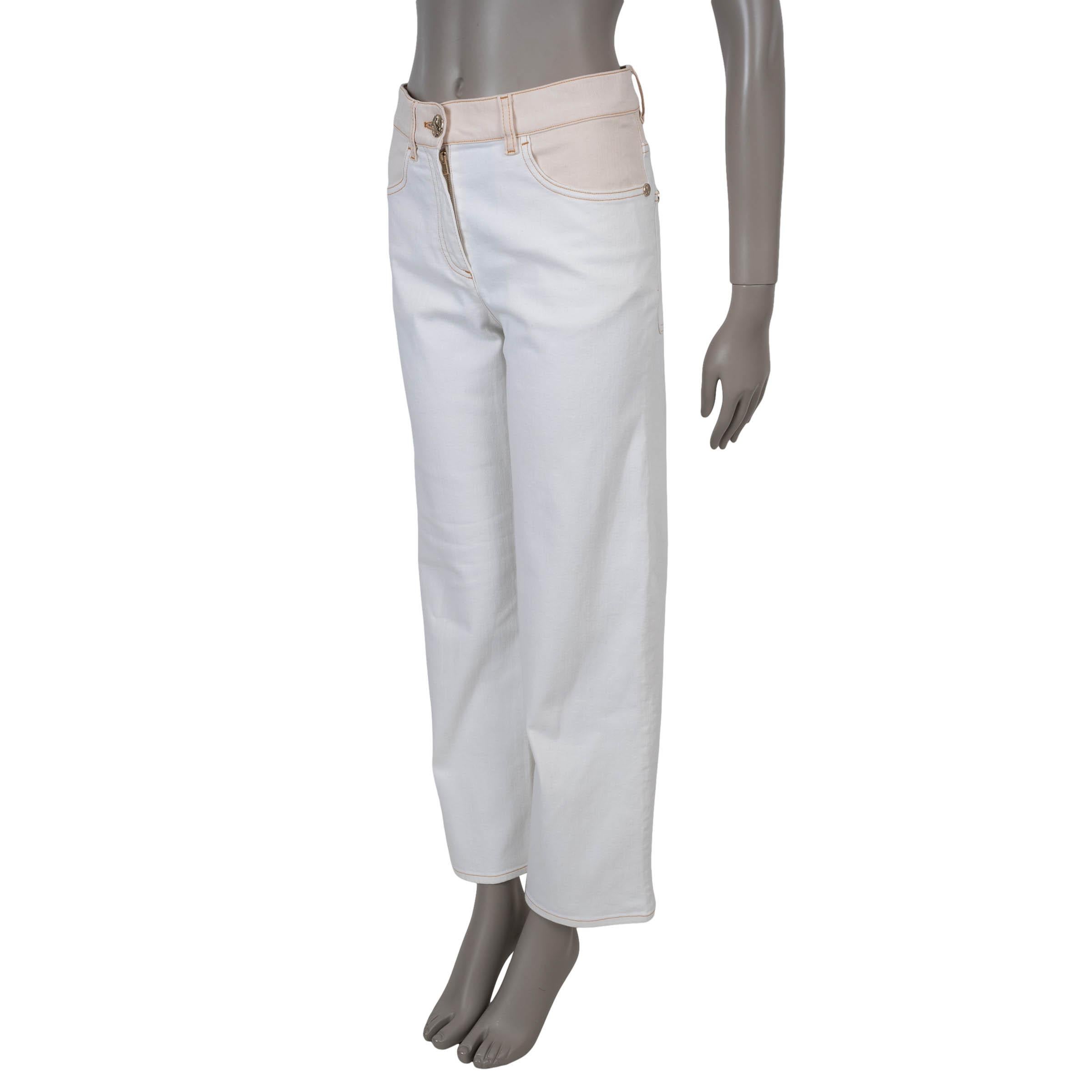 Estos vaqueros Chanel 100% auténticos en tejido vaquero blanco de algodón (98%) y elastano (2%) combinan la elegancia informal con un sutil contraste. Con un panel superior rosa nude, perneras de corte recto y un diseño clásico de cinco bolsillos,