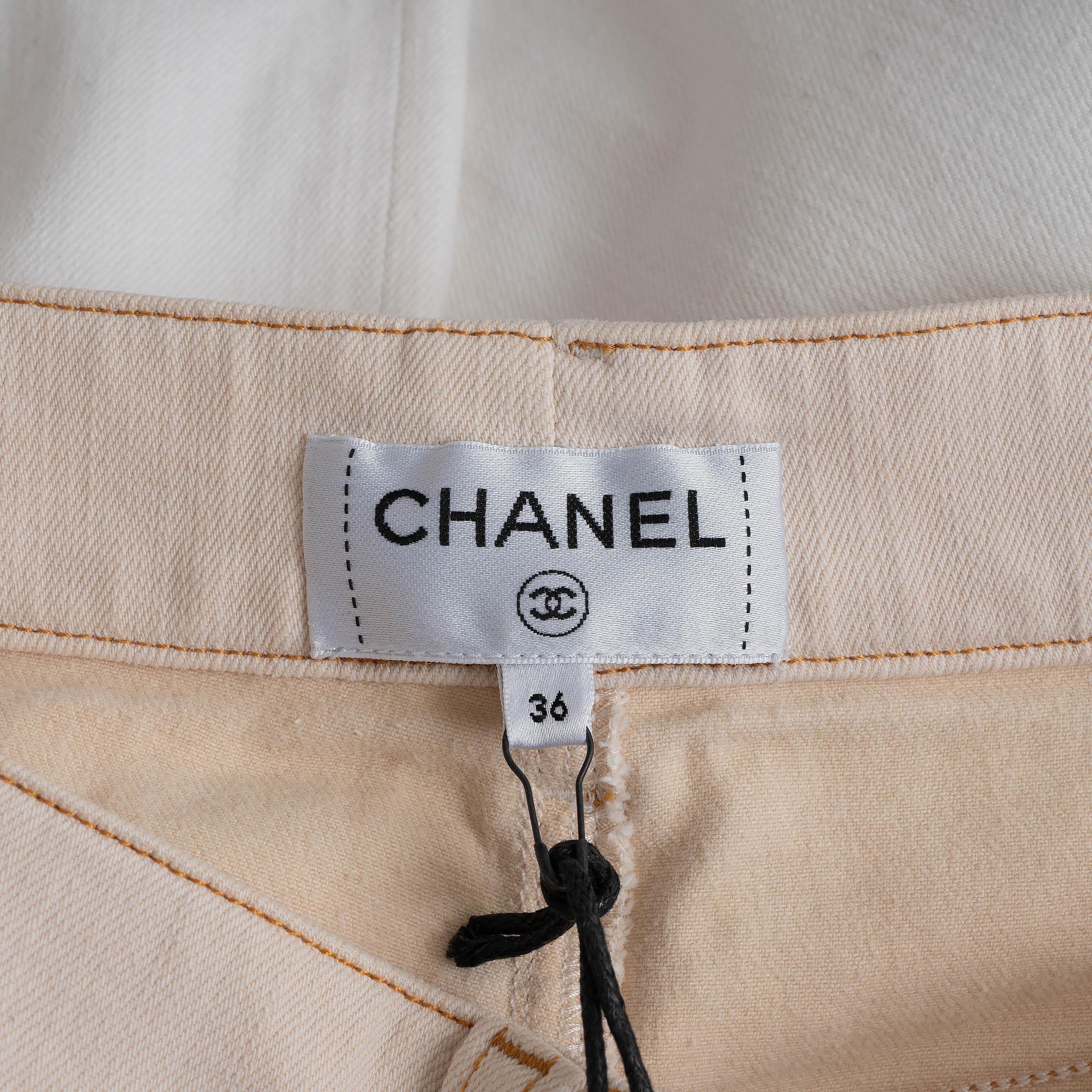 CHANEL blanco y nude vaquero de algodón 18C GRIS ROJO Pantalones vaqueros 36 XS en venta 1