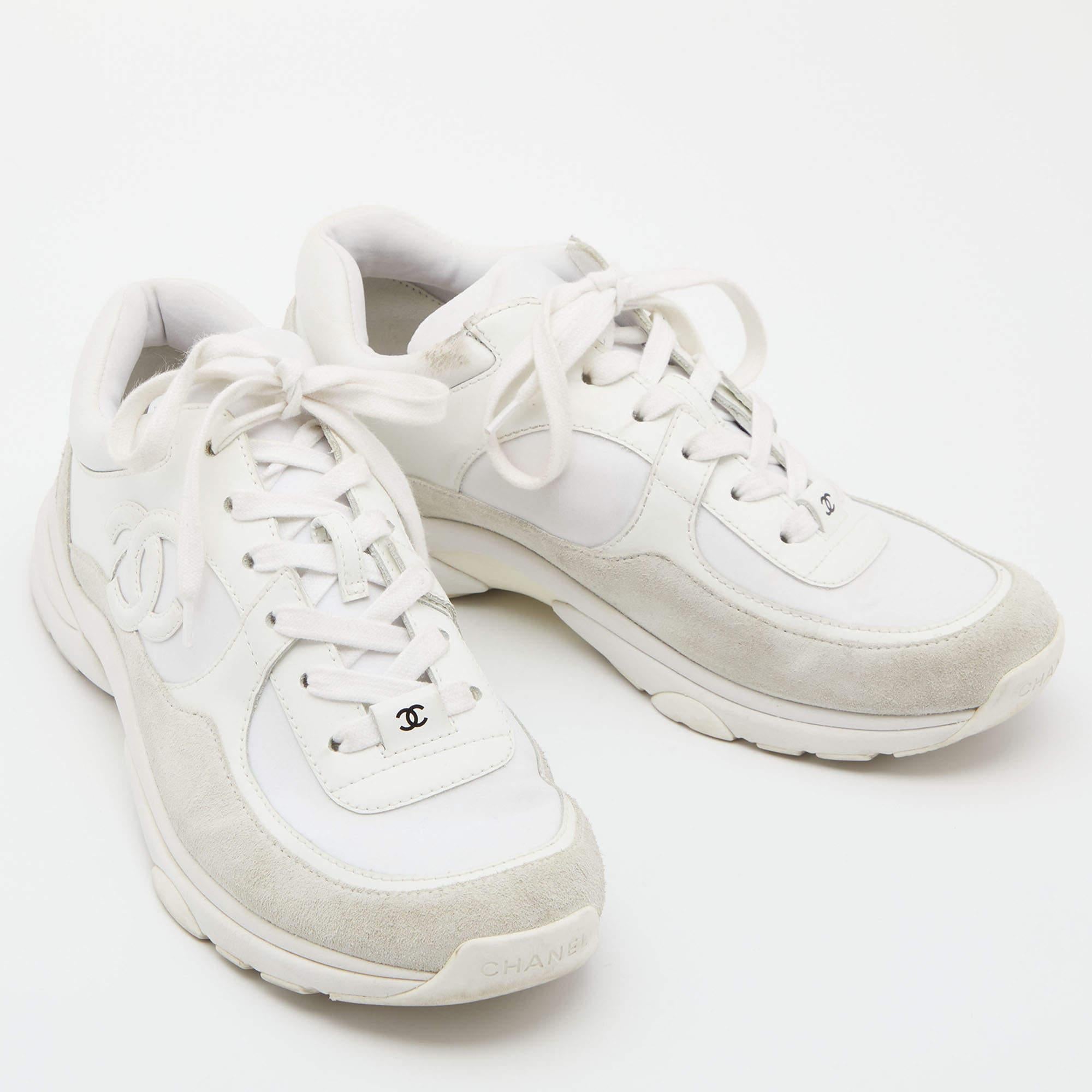 Chanel Zapatillas bajas CC blancas de nailon ante y cuero talla