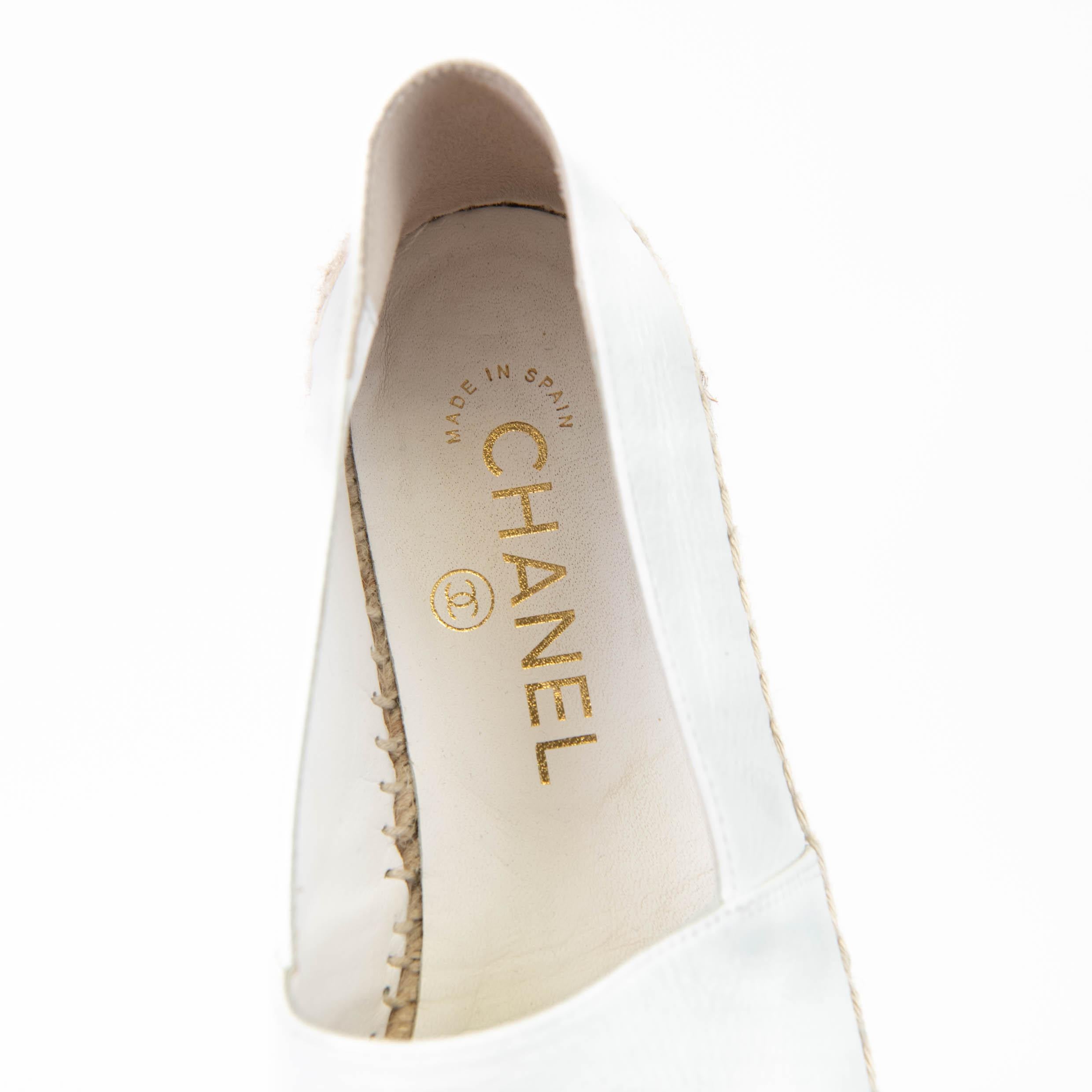 100% Authentic 

These espadrille shoes are crafted of Patent calfskin leather in white with a Chanel CC patch and a toe cap.

Very Good Condition- Wear to Soles

TRD529685

NM9.18.24
One of the most famous fashion and handbag designers of all time,