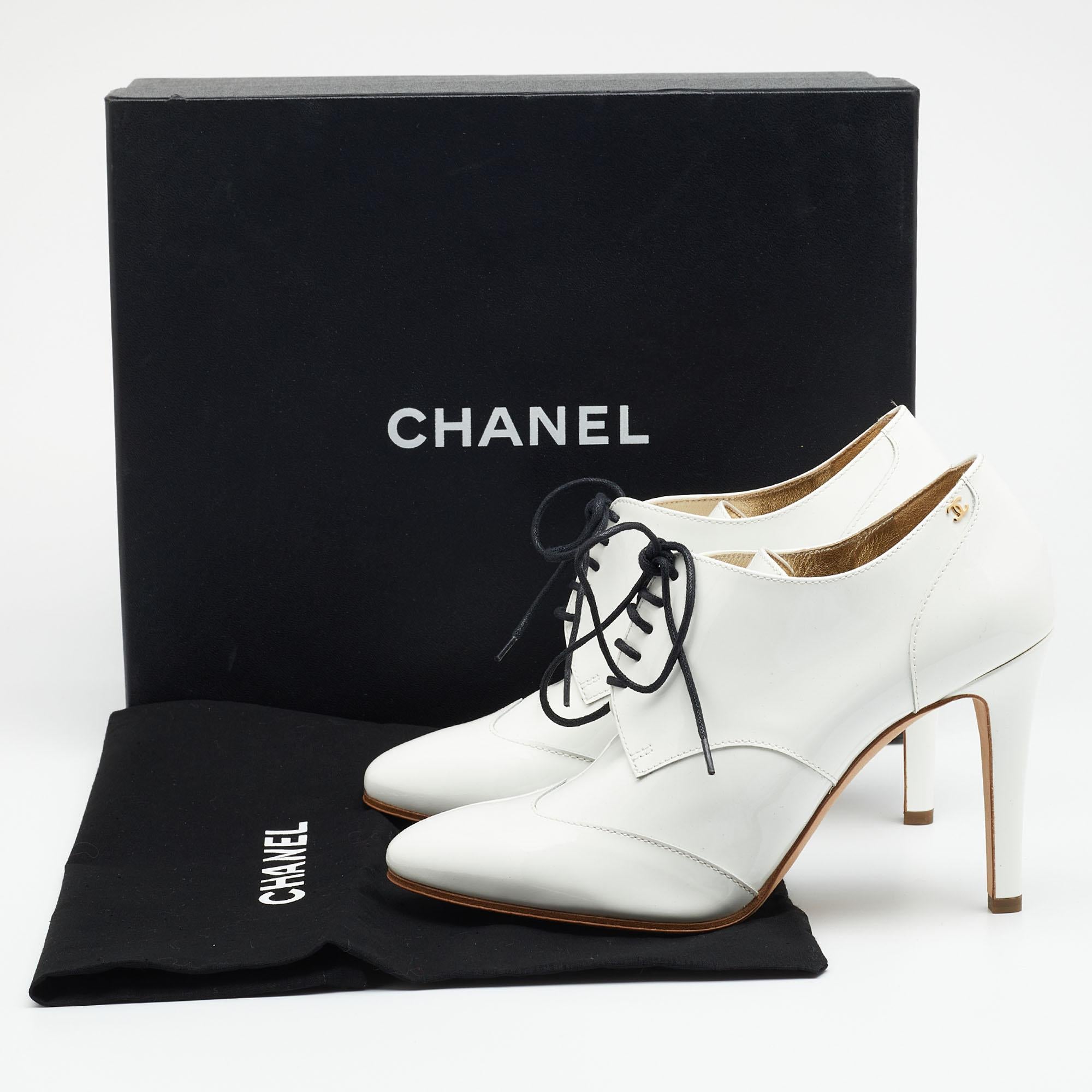 Chanel White Patent Leather CC Lace Up Derby Booties Size 37.5 In New Condition In Dubai, Al Qouz 2