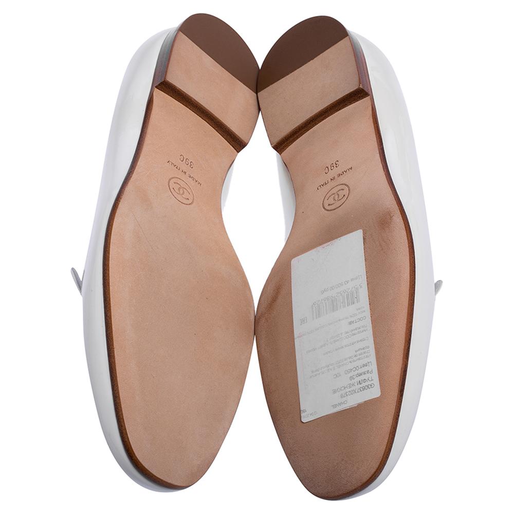 Chanel White Patent Leather CC Smoking Slippers Size 39 In New Condition In Dubai, Al Qouz 2