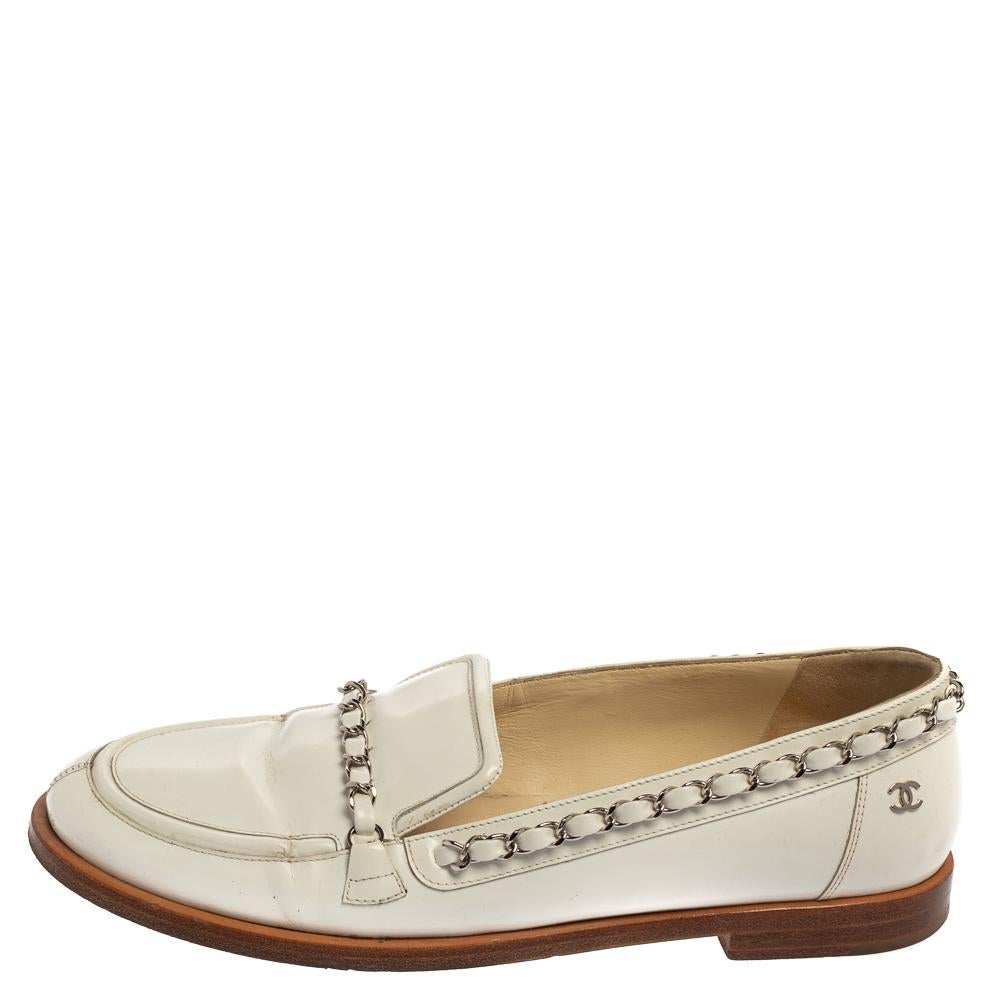 Crafted using high-quality patent leather and designed with chain-leather woven trims, these white Chanel loafers for women are worth the buy. Designed in white, the loafers are fashionable and comfortable. They are finished with durable