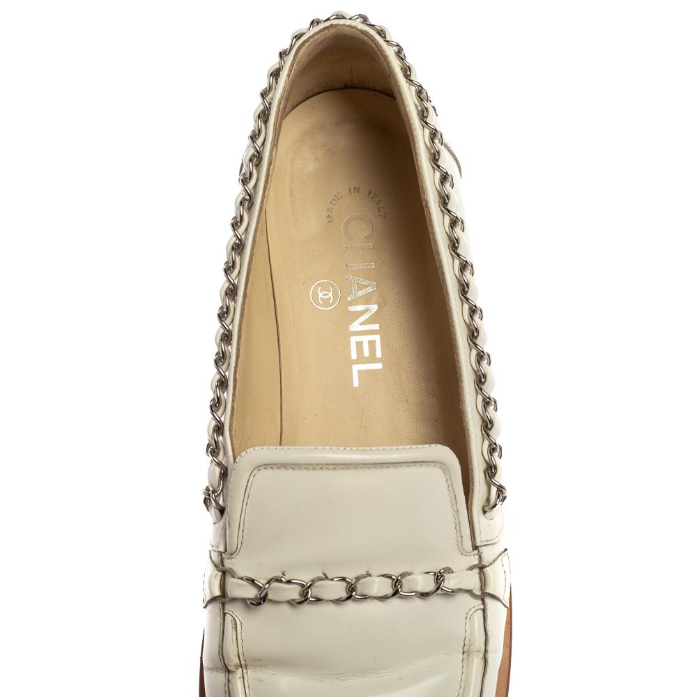 Chanel White Patent Leather Chain Loafers Size 39 In Good Condition In Dubai, Al Qouz 2