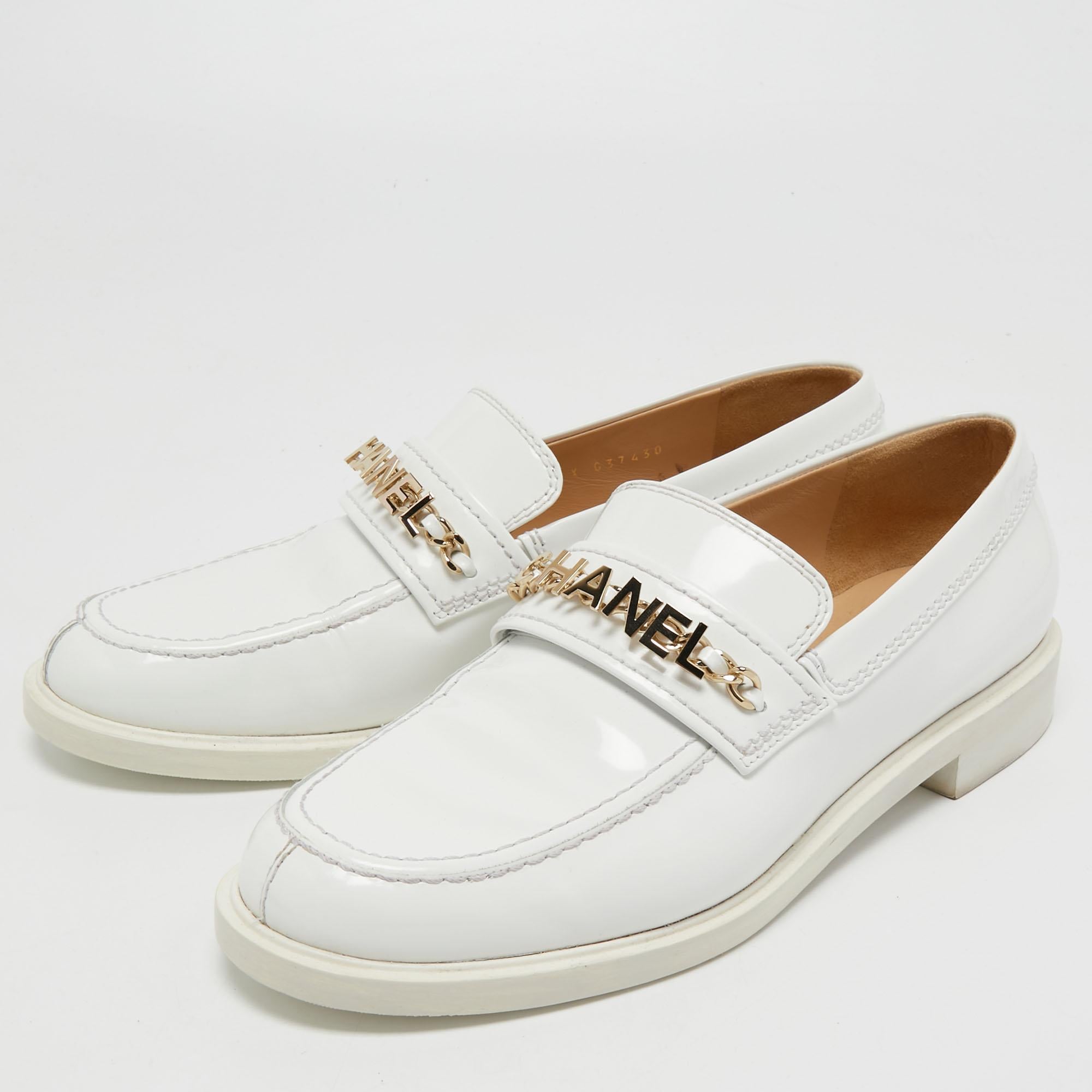 Chanel White Patent Leather Logo Chain Loafers Size 42 In Good Condition In Dubai, Al Qouz 2