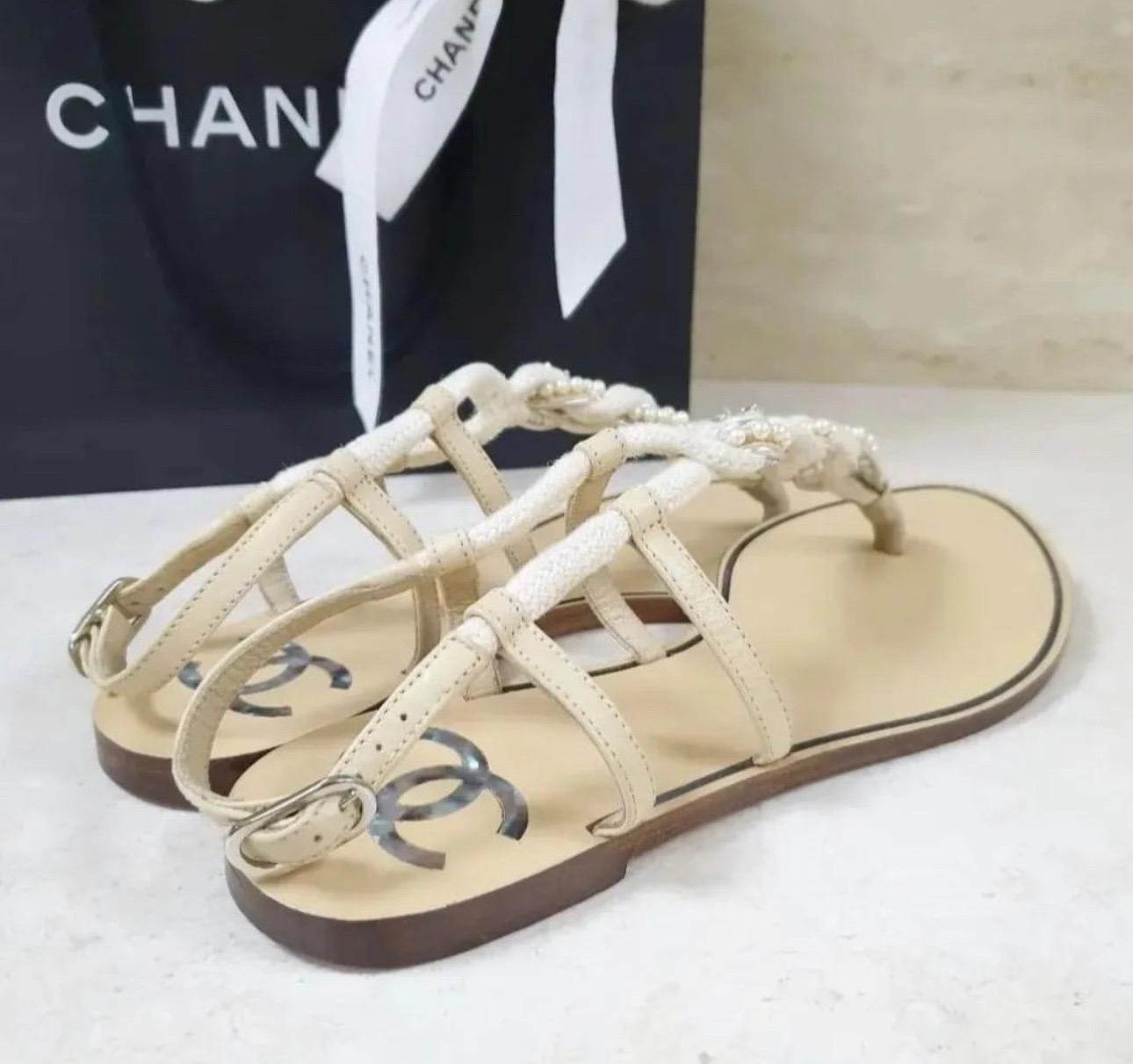 Chanel White Pearl Lace Thong Sandal In Good Condition For Sale In Krakow, PL