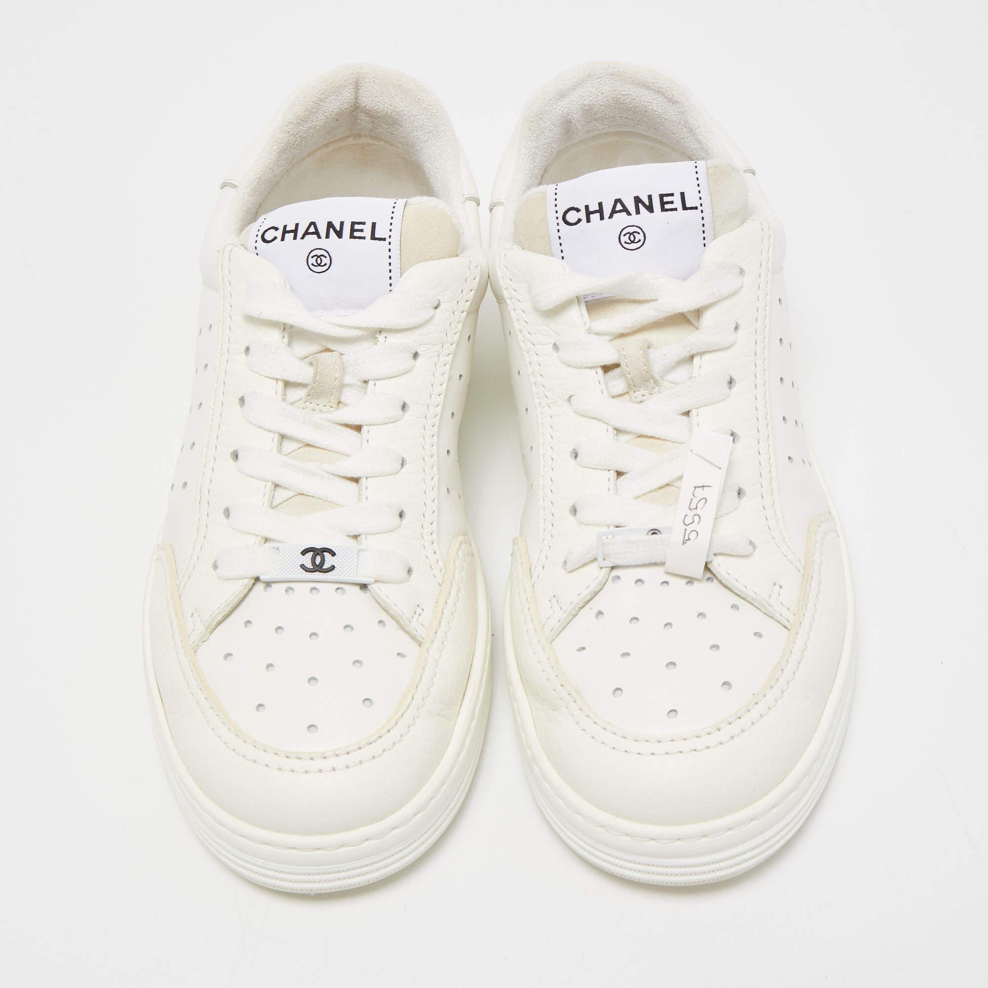 Give your outfit a luxe update with this pair of designer sneakers. The creation is sewn perfectly to help you make a statement in them for a long time.

