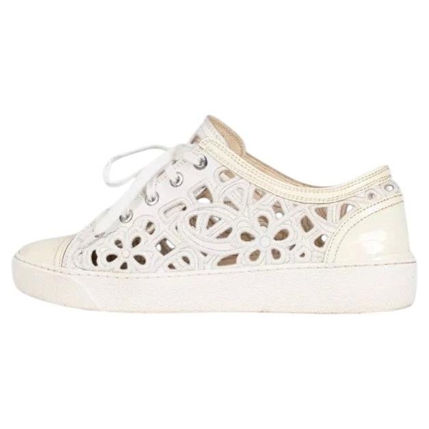 Chanel – Weiße, perforierte Sneaker aus Textil mit Schnürung, EU 38