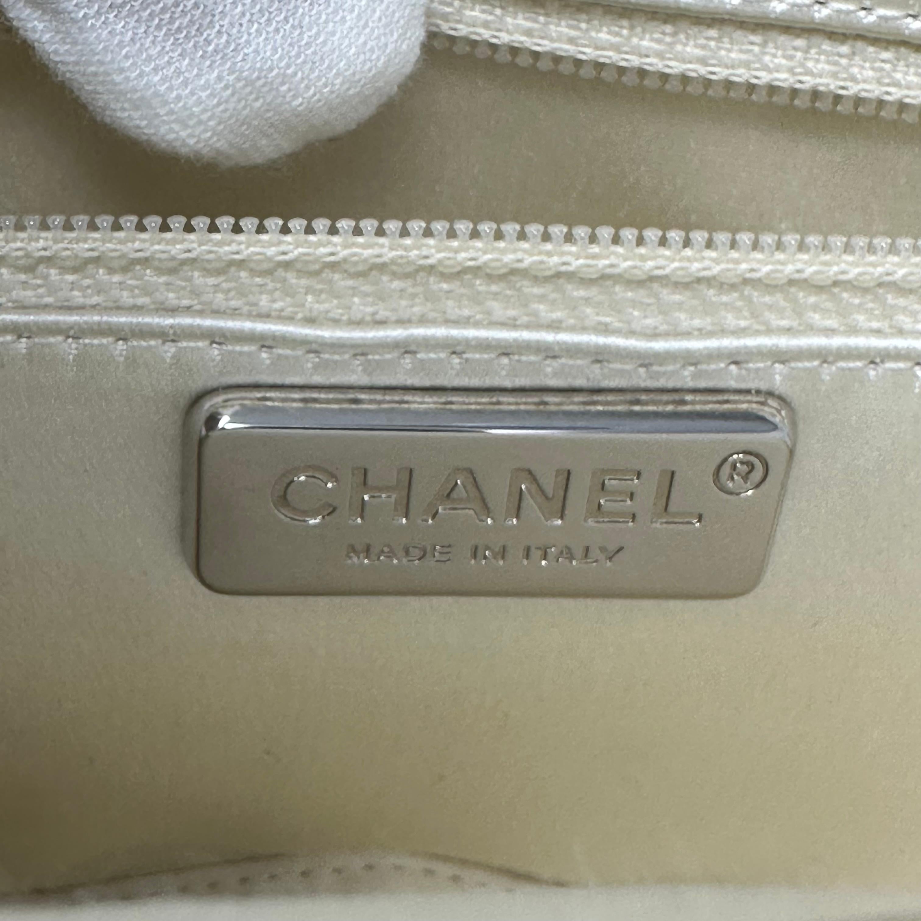 CHANEL White Plexiglass & Calfskin Brasserie Gabrielle Double Plates Clutch 2