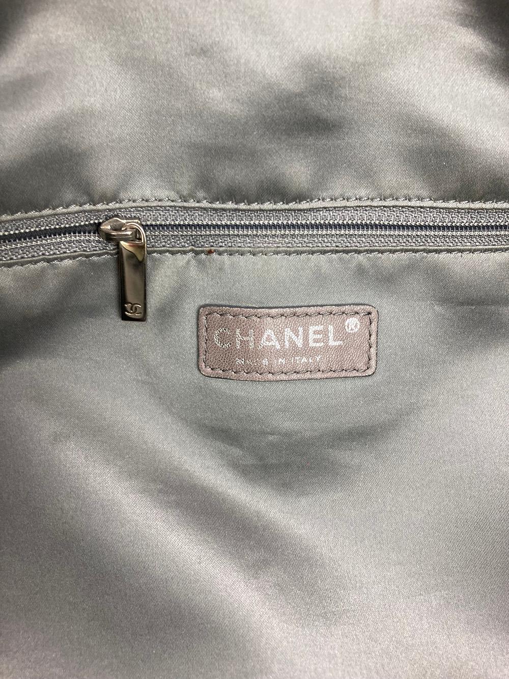 Chanel Weiße Tasche in der Stadt Tote im Angebot 9