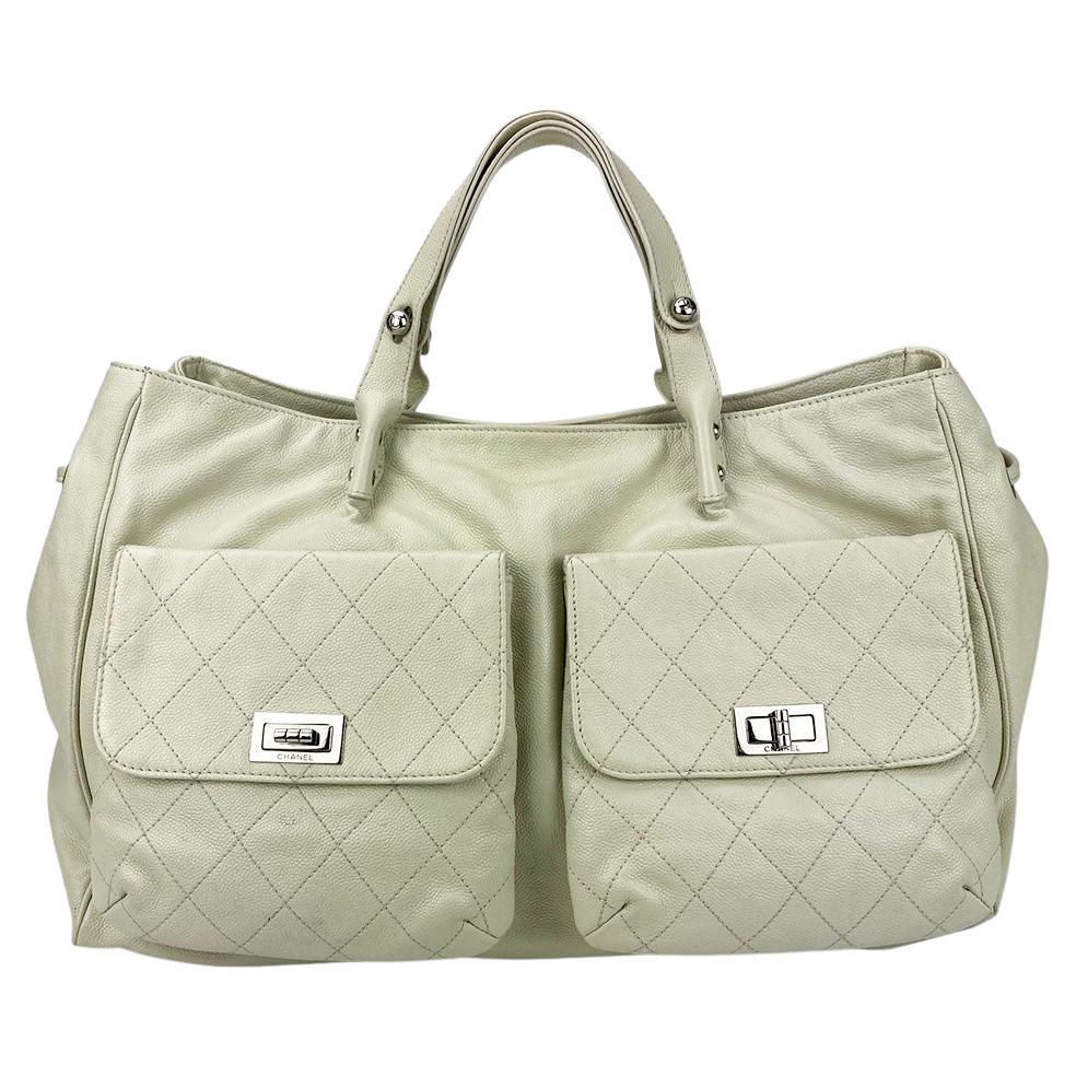 Sac cabas Chanel blanc « in the City » à poche en vente