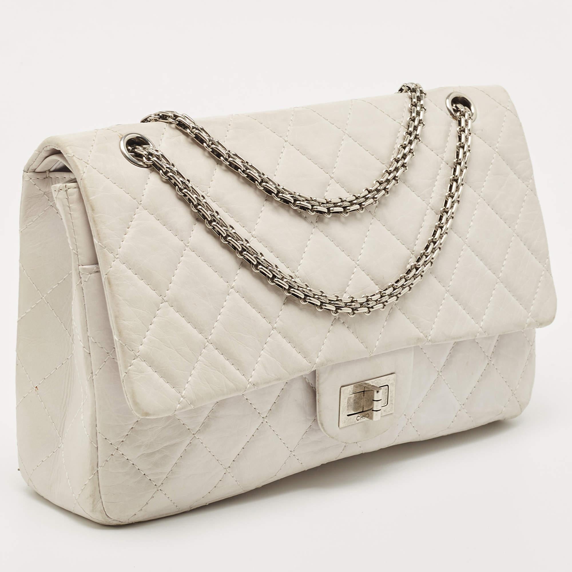 Chanel Weißes, gestepptes, gealtertes Leder Reissue 2.55 Classic 227 Klappentasche im Zustand „Gut“ in Dubai, Al Qouz 2