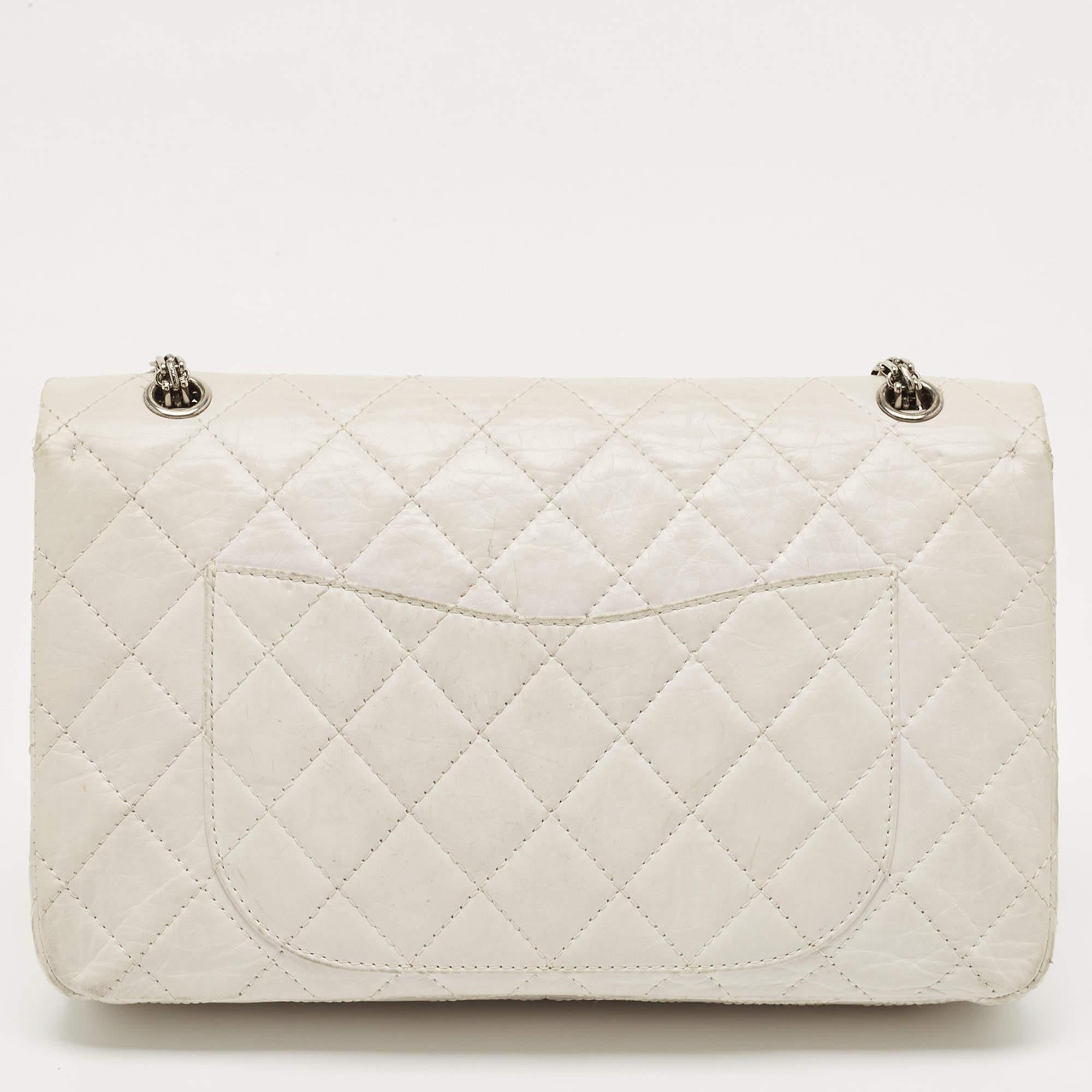 Chanel Weißes, gestepptes, gealtertes Leder Reissue 2.55 Classic 227 Klappentasche Damen