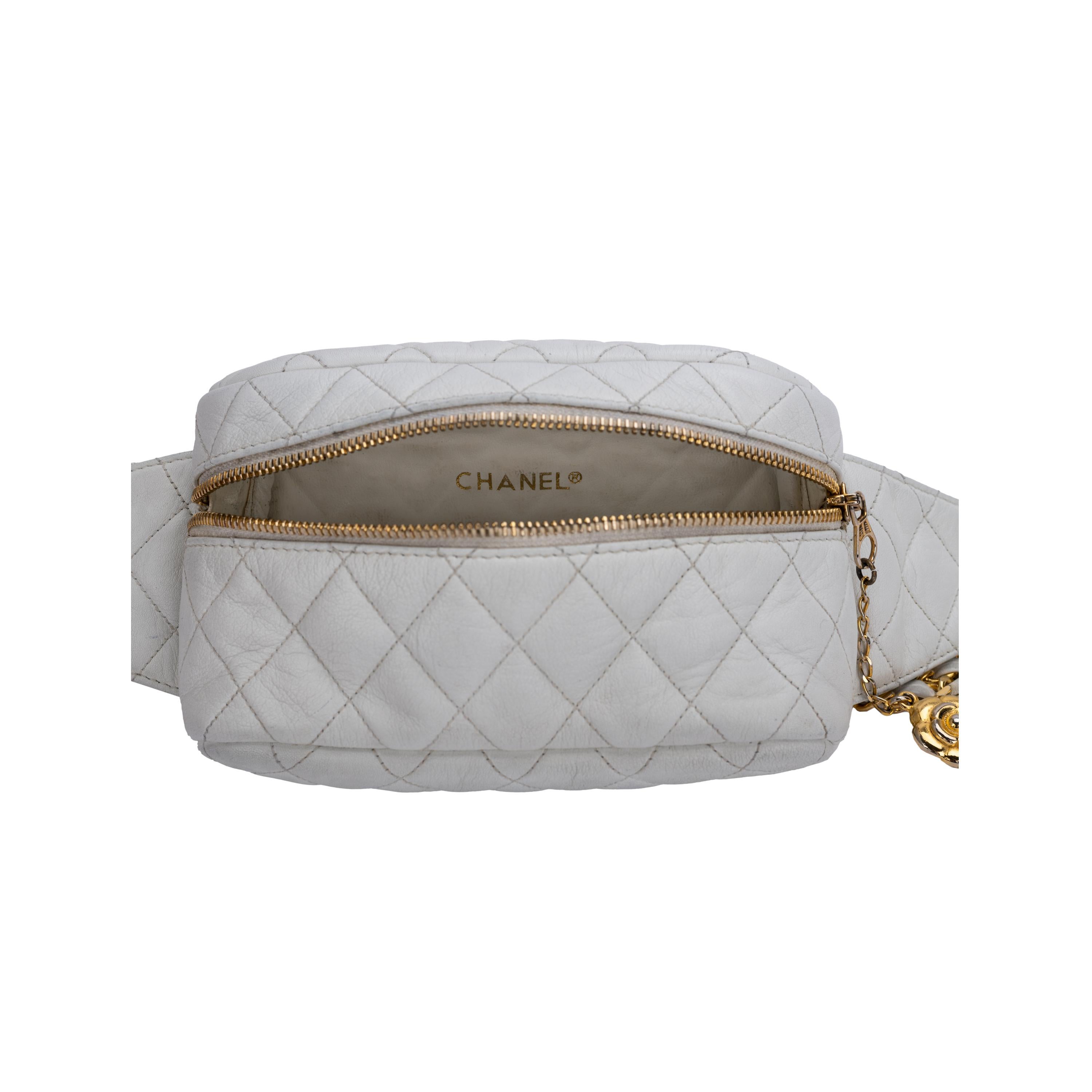 Chanel White Quilted Belt Bag - '90s In Good Condition In Milano, IT