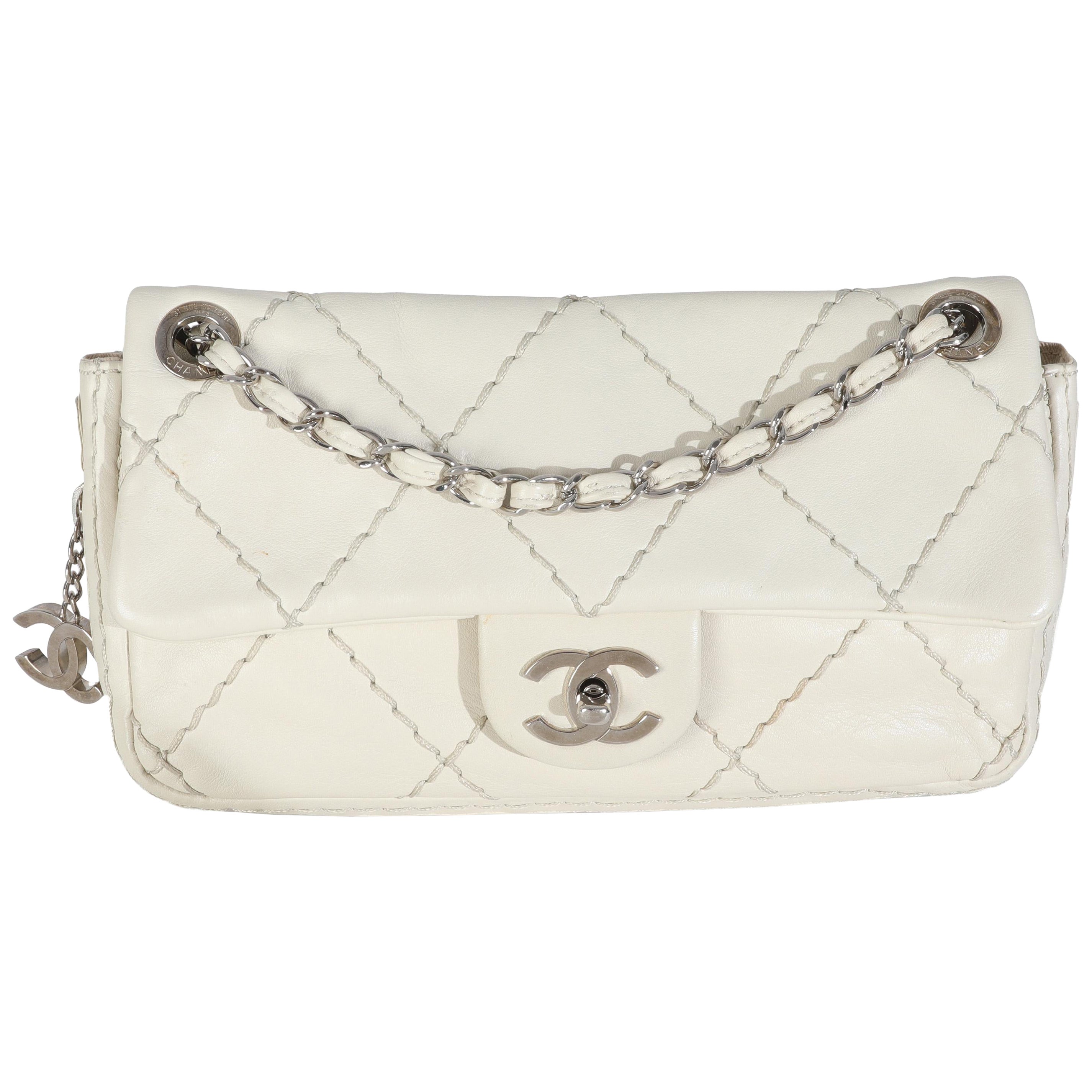 Chanel Blanco Piel de becerro acolchada Pequeño bolso con solapa Ultra Stitch
