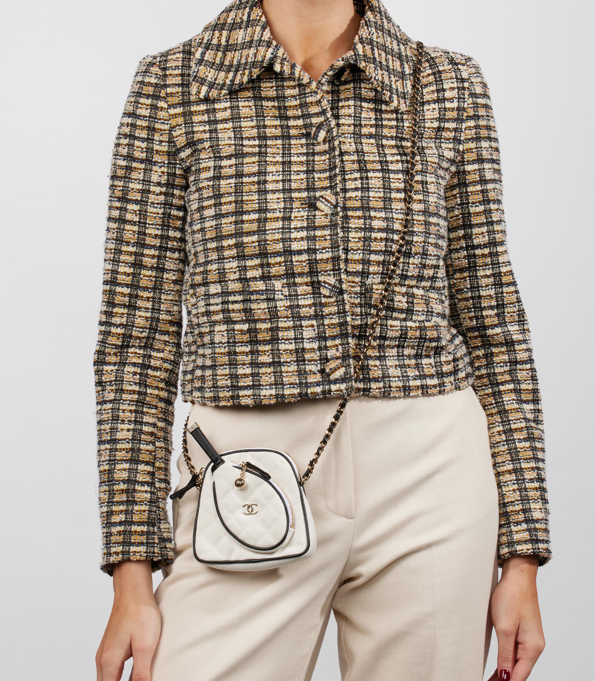 Chanel Mini Bolso Crossbody Acolchado Blanco y Piel de Becerro Negra

Detalles del producto
Xupes Ref: HB5436
Marca: Chanel
Model No: Mini bolsa de tenis Crossbody
Tipo: Hombro, Crossbody 
Número de serie: XJ4515AH
Edad: 2023
Acompañado de: Bolsa de