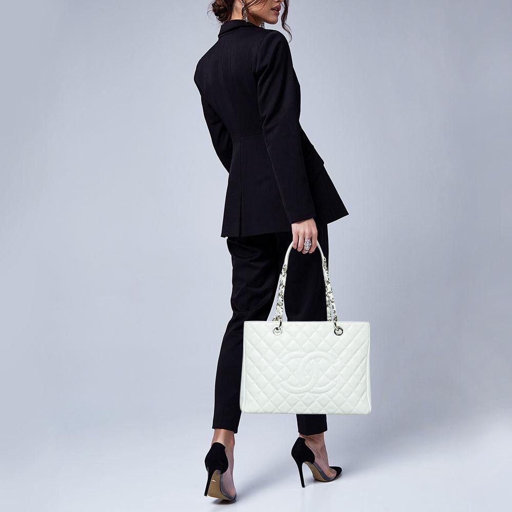 Diese Chanel-Tasche begleitet Sie mit Leichtigkeit durch den Tag, egal ob Sie bei der Arbeit oder in der Stadt unterwegs sind. Von ihrem Design bis zu ihrer Struktur verspricht die Ledertasche Charme und Beständigkeit.

Enthält
Echtheitskarte, The