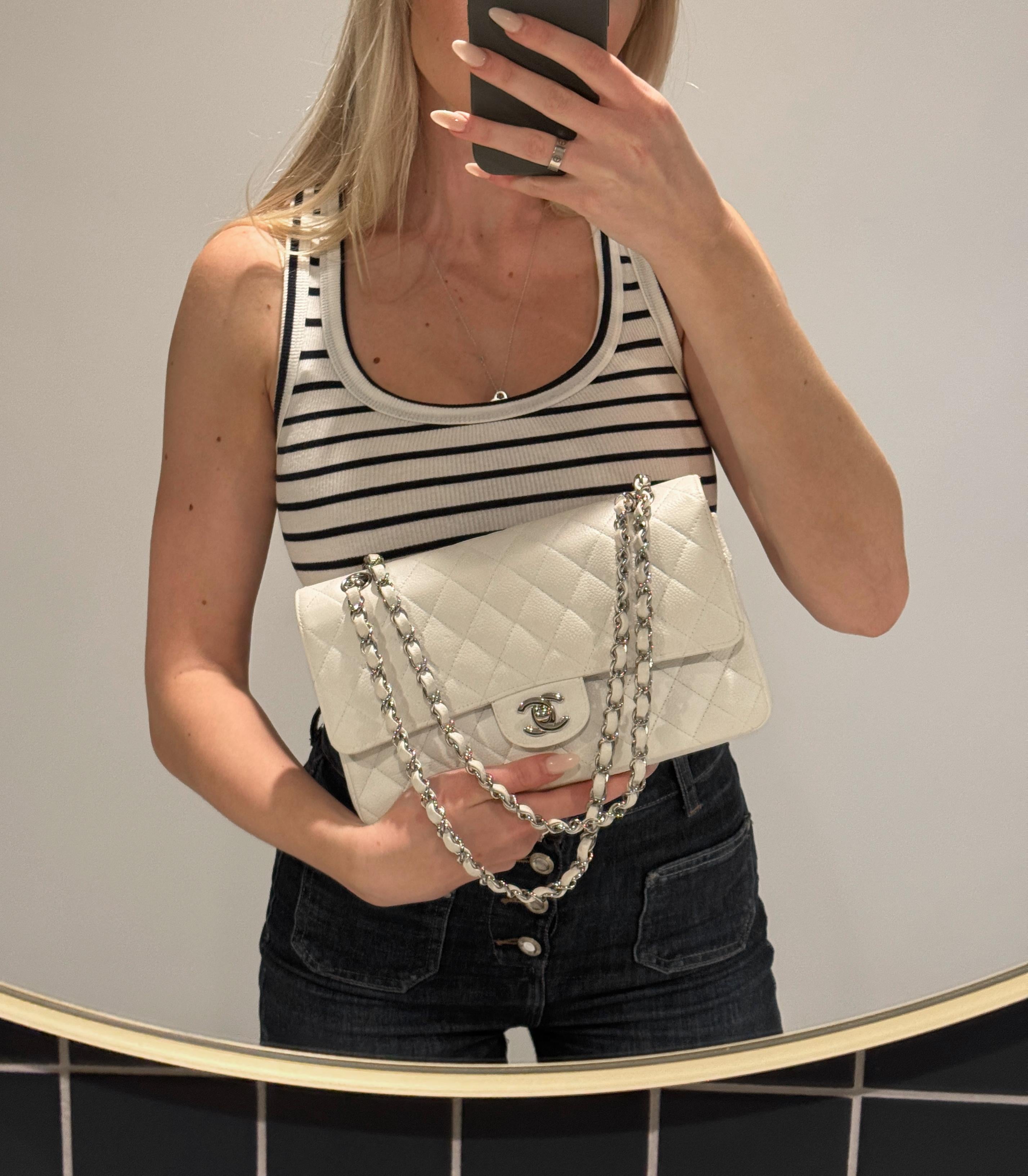 Chanel White Quilted Caviar Leather Medium Classic Double Flap Bag

Details zum Produkt
Xupes Ref: CB1544
Marke: Chanel
Modell: Medium Classic Double Flap Tasche
Typ: Schultern
Seriennummer: 112010151
Alter: 2006
UVP: £8,530
Begleitet von: Chanel