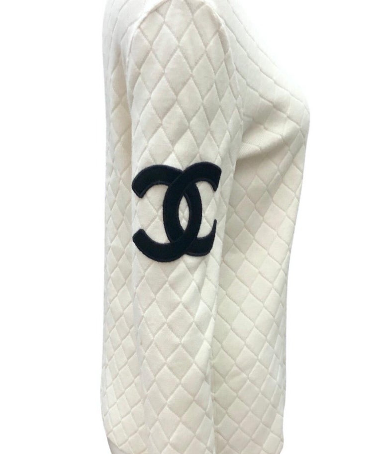 Chanel White Quilted Embroidered Black CC Logo Sweater  In Good Condition For Sale In Sheung Wan, HK