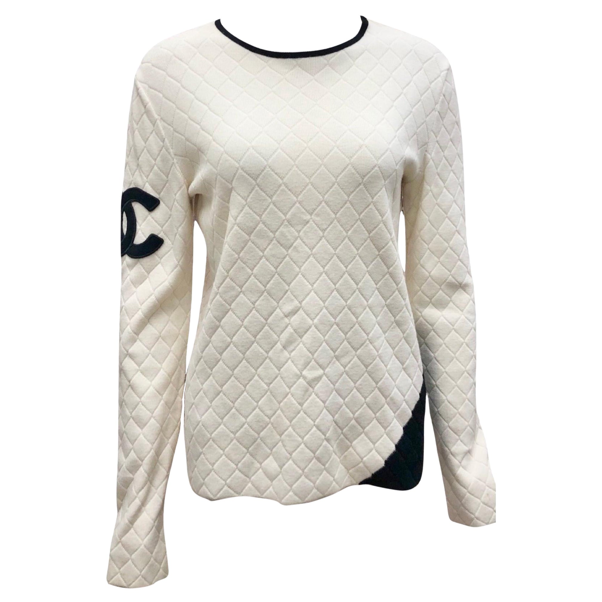 Chanel Weißer gesteppter, bestickter, schwarzer CC-Logo-Pullover mit Logo in Weiß im Angebot