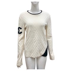 Chanel Weier gesteppter, bestickter CC-Logo-Pullover mit Logo