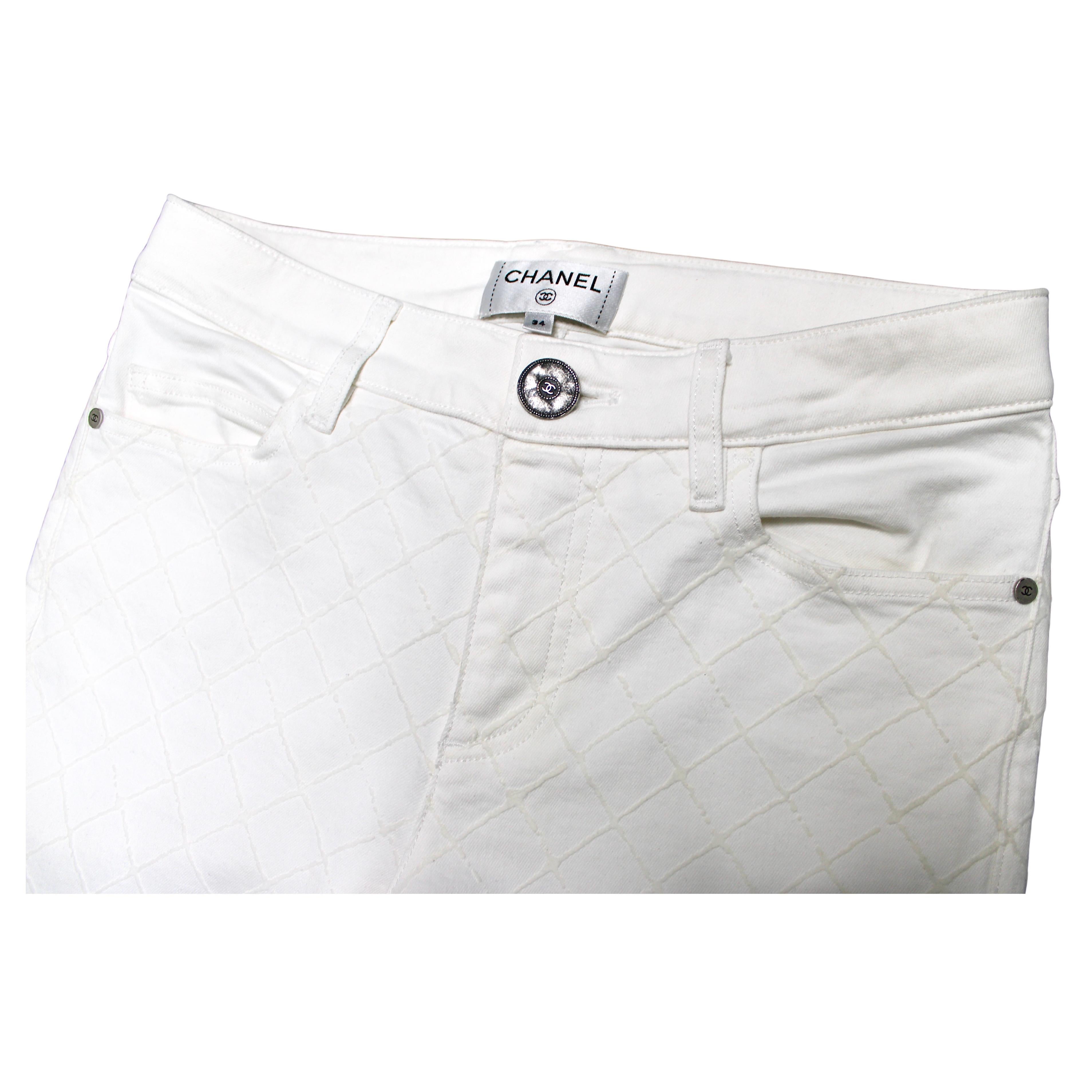 Los vaqueros pitillo Chanel de fieltro acolchado blanco con detalles de cremallera son una lujosa fusión de elegancia clásica y vanguardia moderna. Confeccionados en tejido vaquero elástico de alta calidad, estos vaqueros presentan un sofisticado