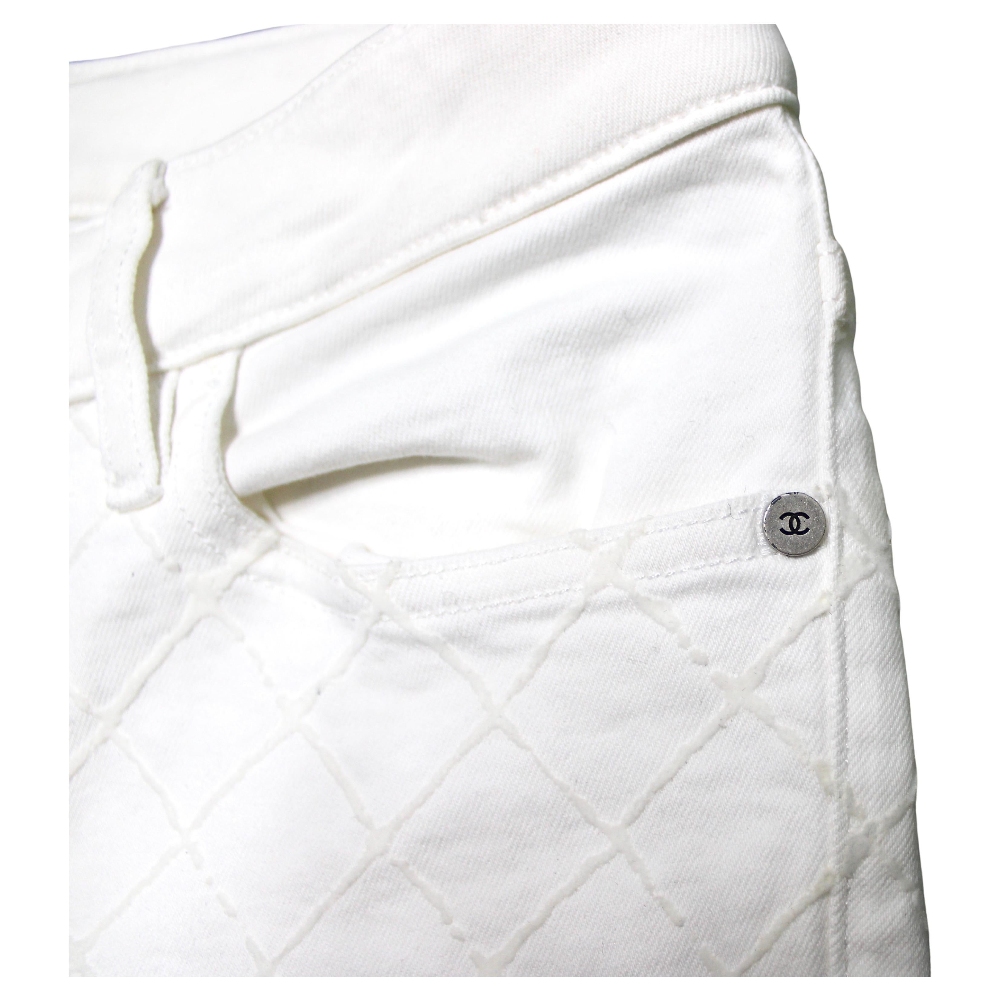 Chanel Vaqueros pitillo de tiro alto acolchados en fieltro blanco con detalle de cremallera Gris en venta