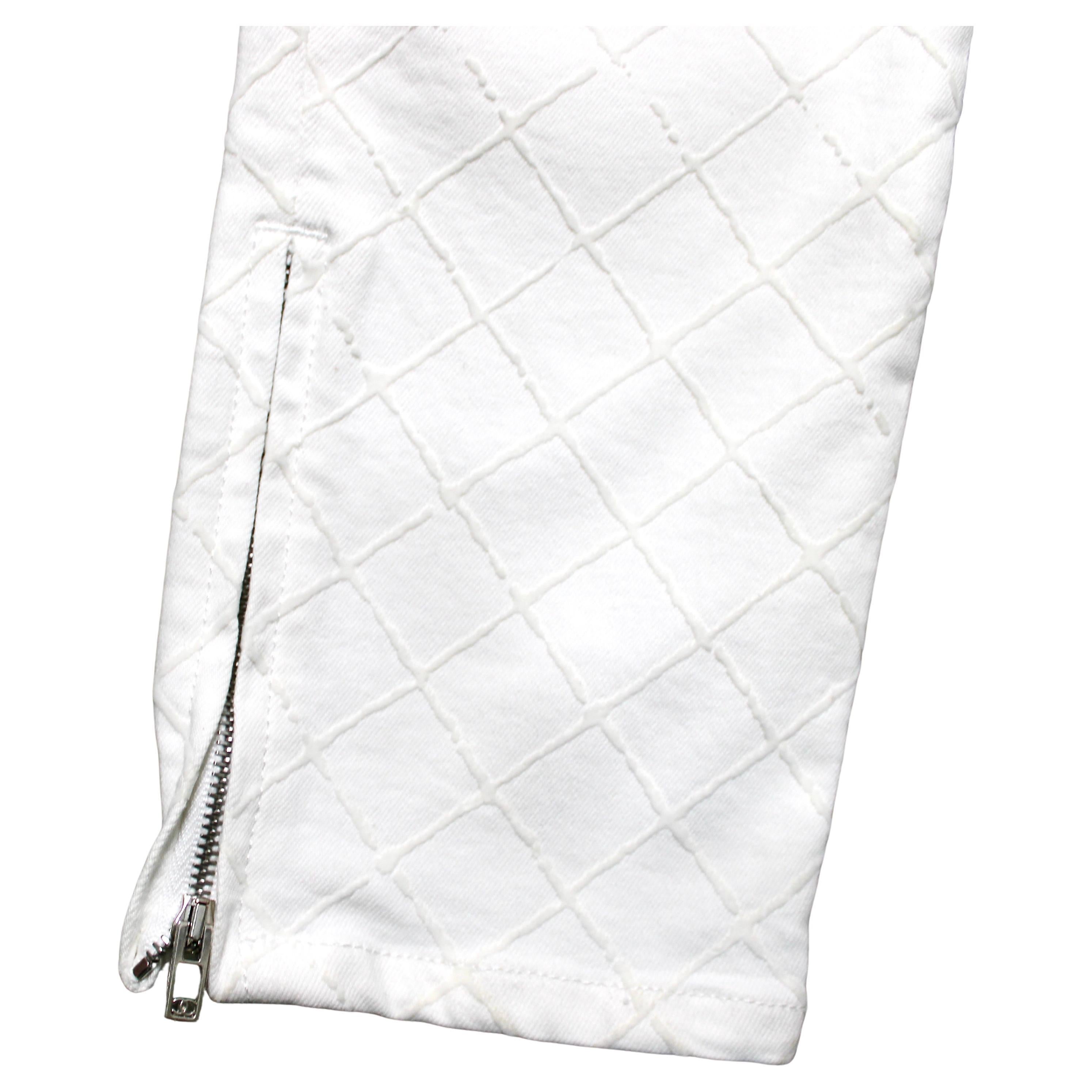 Chanel Vaqueros pitillo de tiro alto acolchados en fieltro blanco con detalle de cremallera en Bueno estado para la venta en Scottsdale, AZ