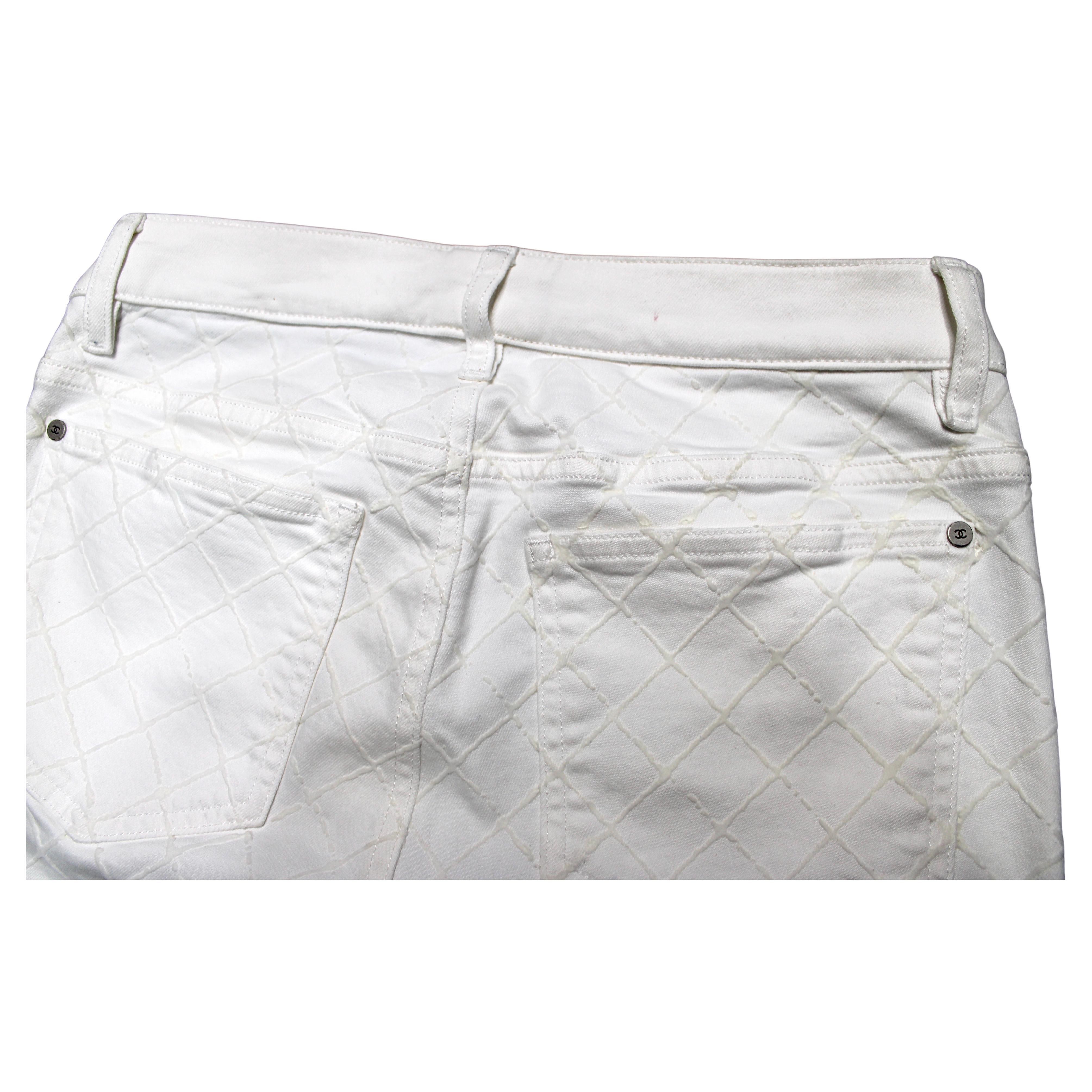 Chanel Vaqueros pitillo de tiro alto acolchados en fieltro blanco con detalle de cremallera en venta 1