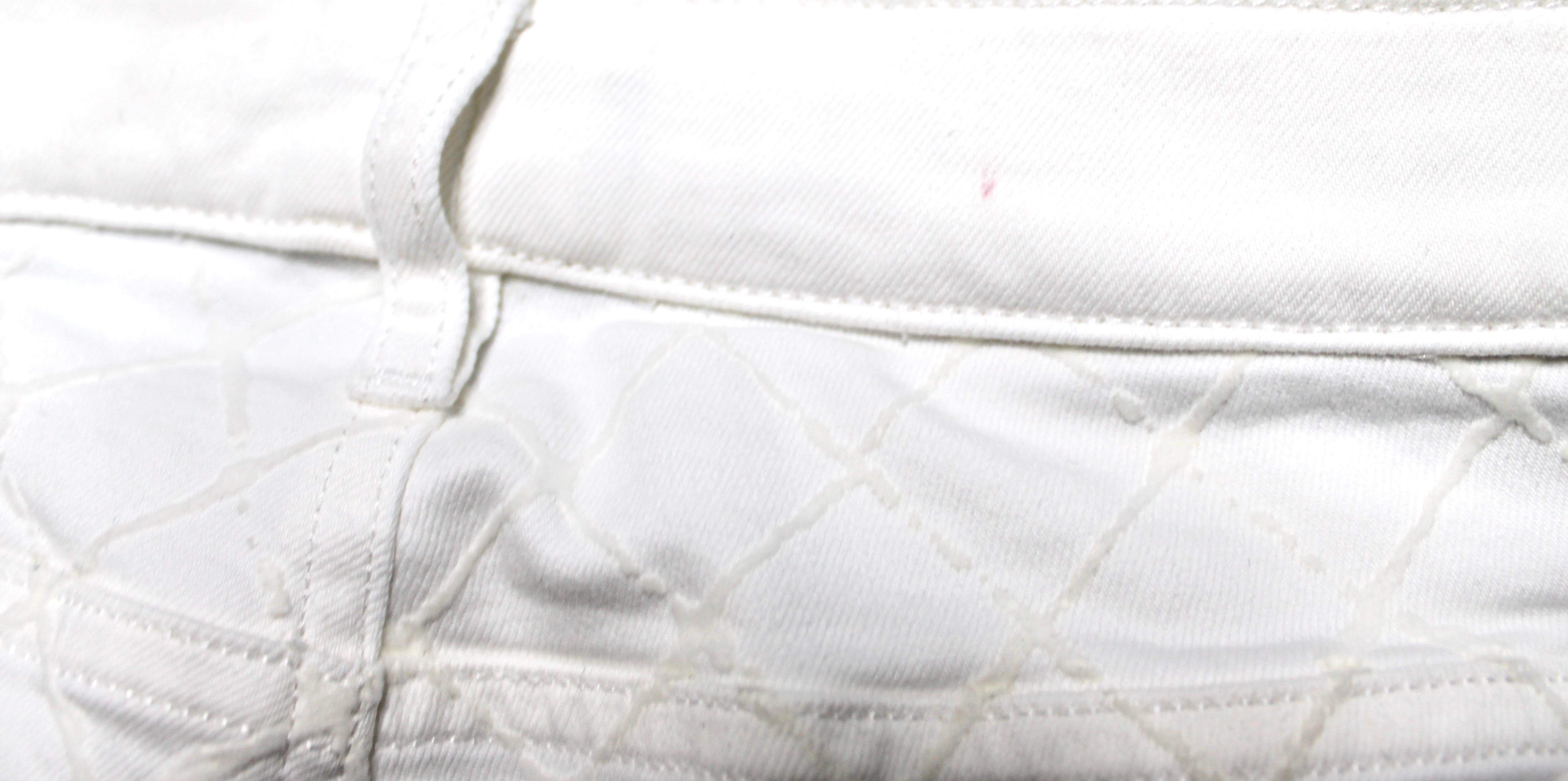 Chanel Vaqueros pitillo de tiro alto acolchados en fieltro blanco con detalle de cremallera en venta 2