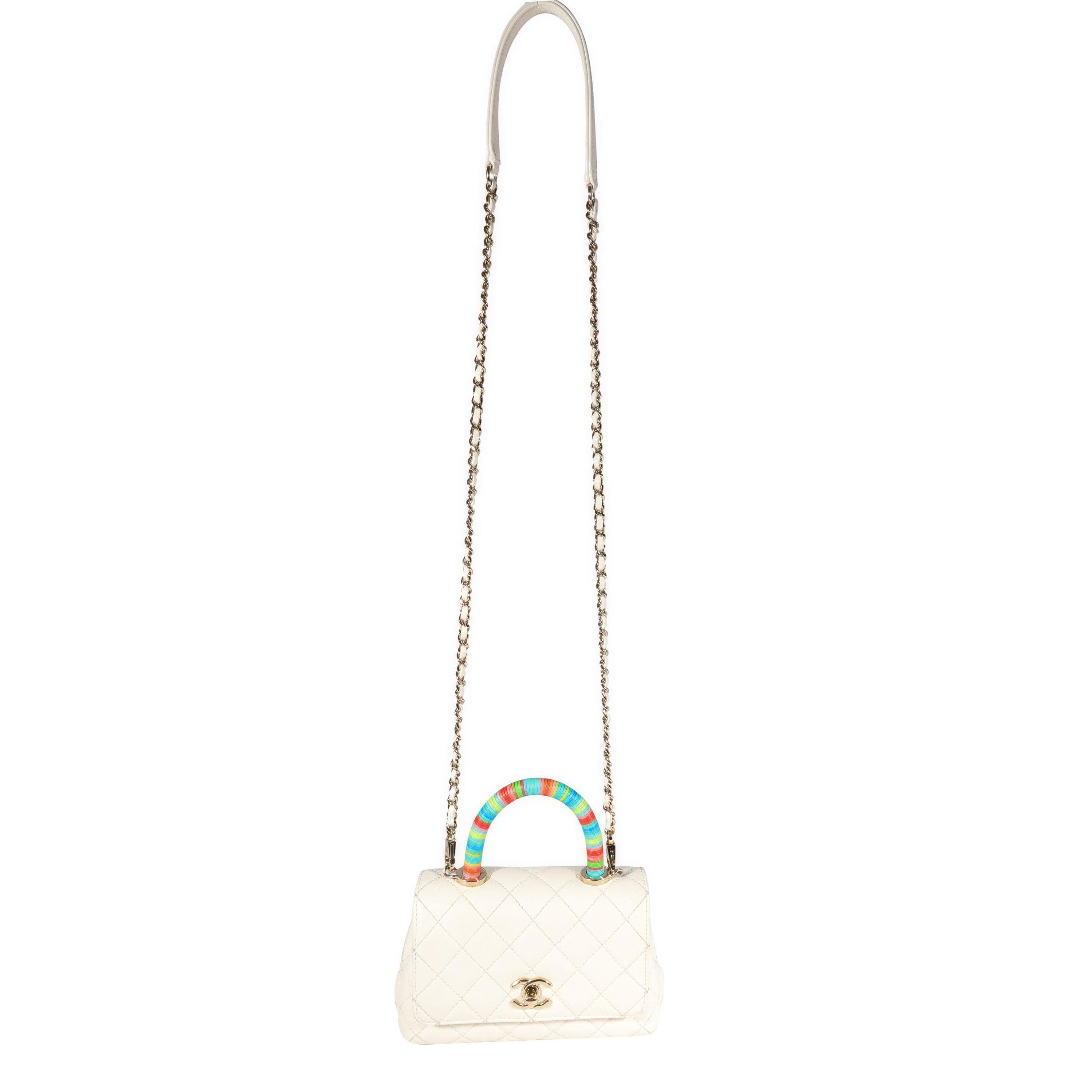 Chanel Weißes gestepptes Ziegenleder Extra Mini Rainbow Coco Top Handle Flap Bag
SKU: 121955
Zustand: Gebraucht 

Bemerkungen zum Zustand: Sehr guter Zustand. Verfärbung des Leders. Die Ecken und das Äußere sind abgenutzt. Kratzer an der Hardware.