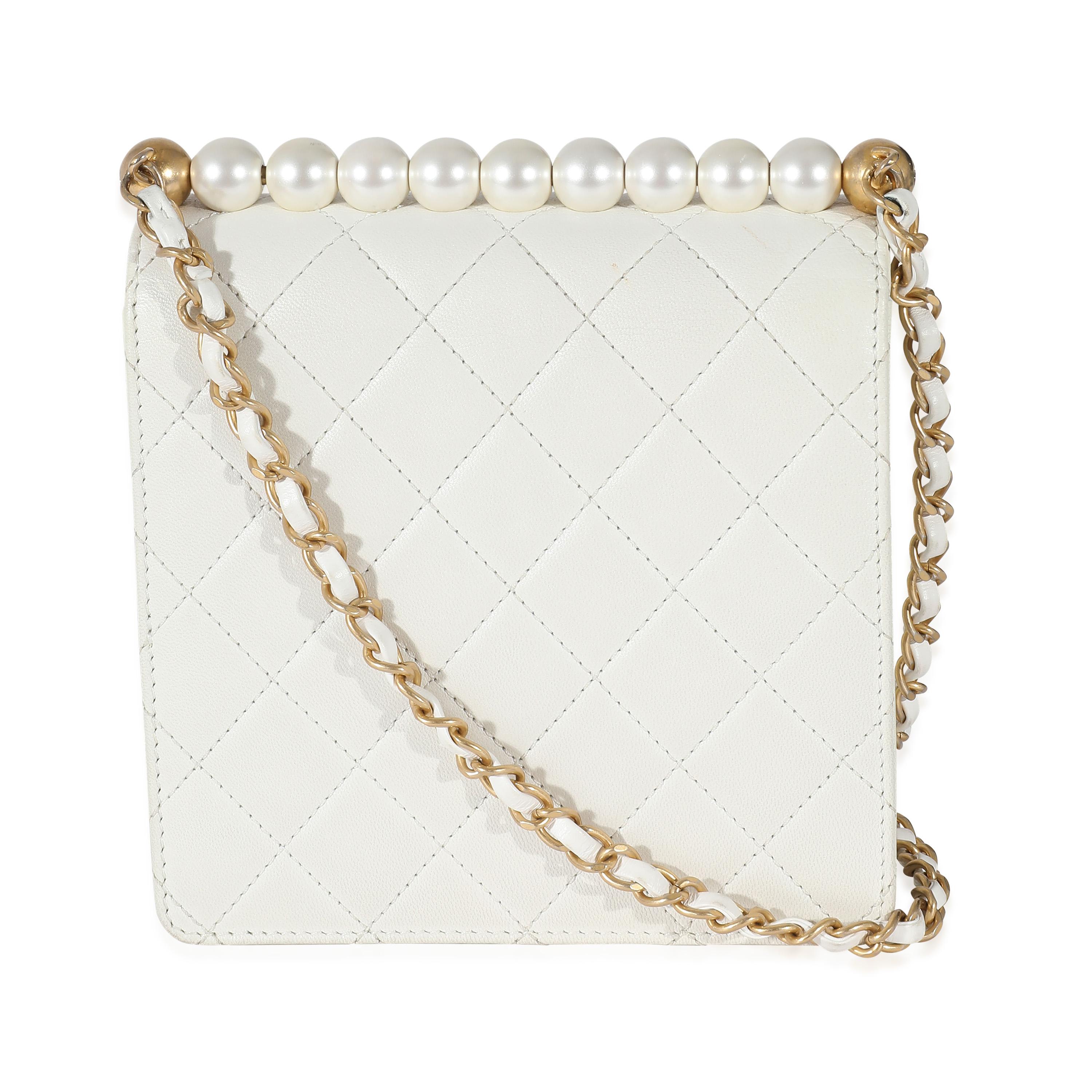 Chanel sac à rabat blanc matelassé perles verticales chics Excellent état - En vente à New York, NY