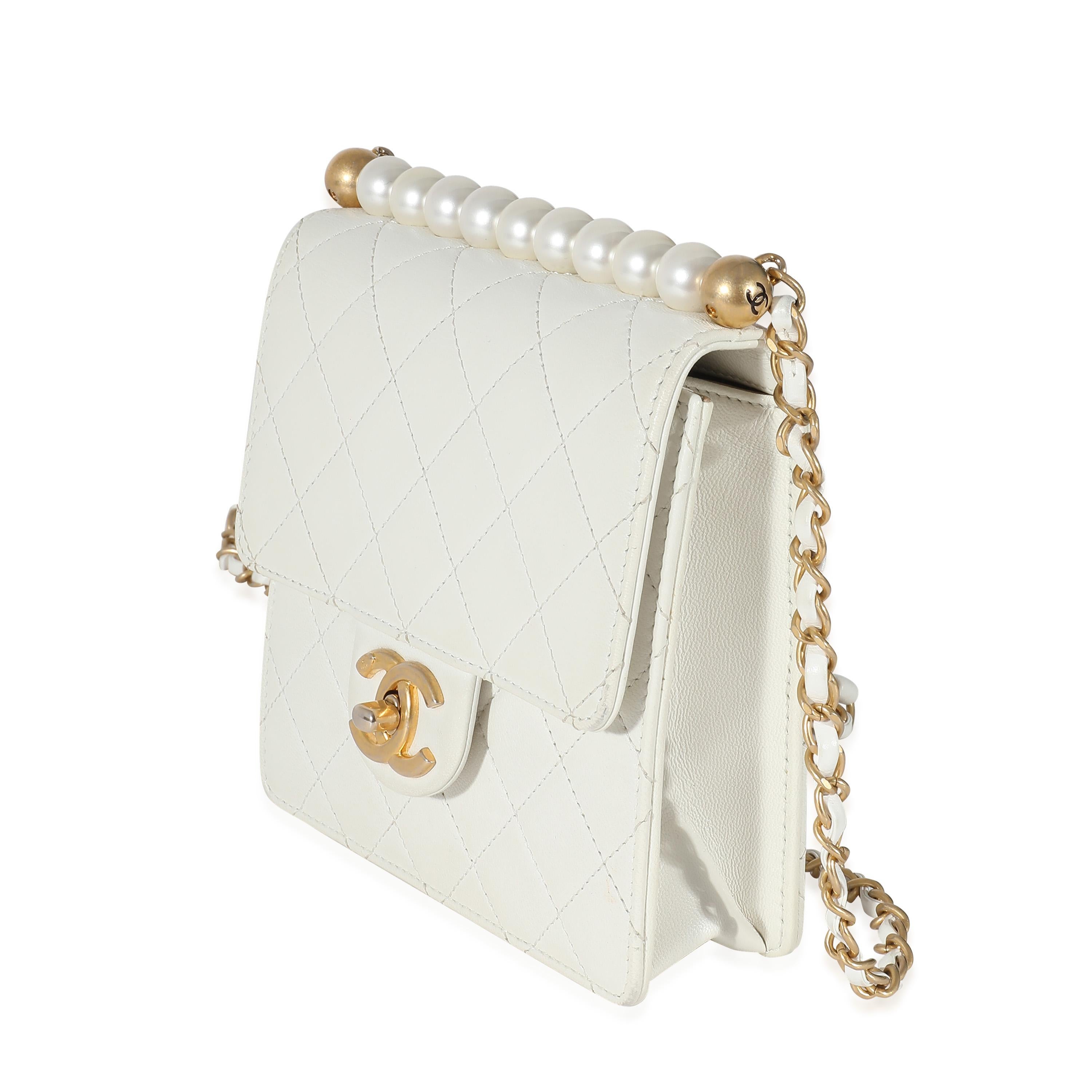 Chanel sac à rabat blanc matelassé perles verticales chics Unisexe en vente