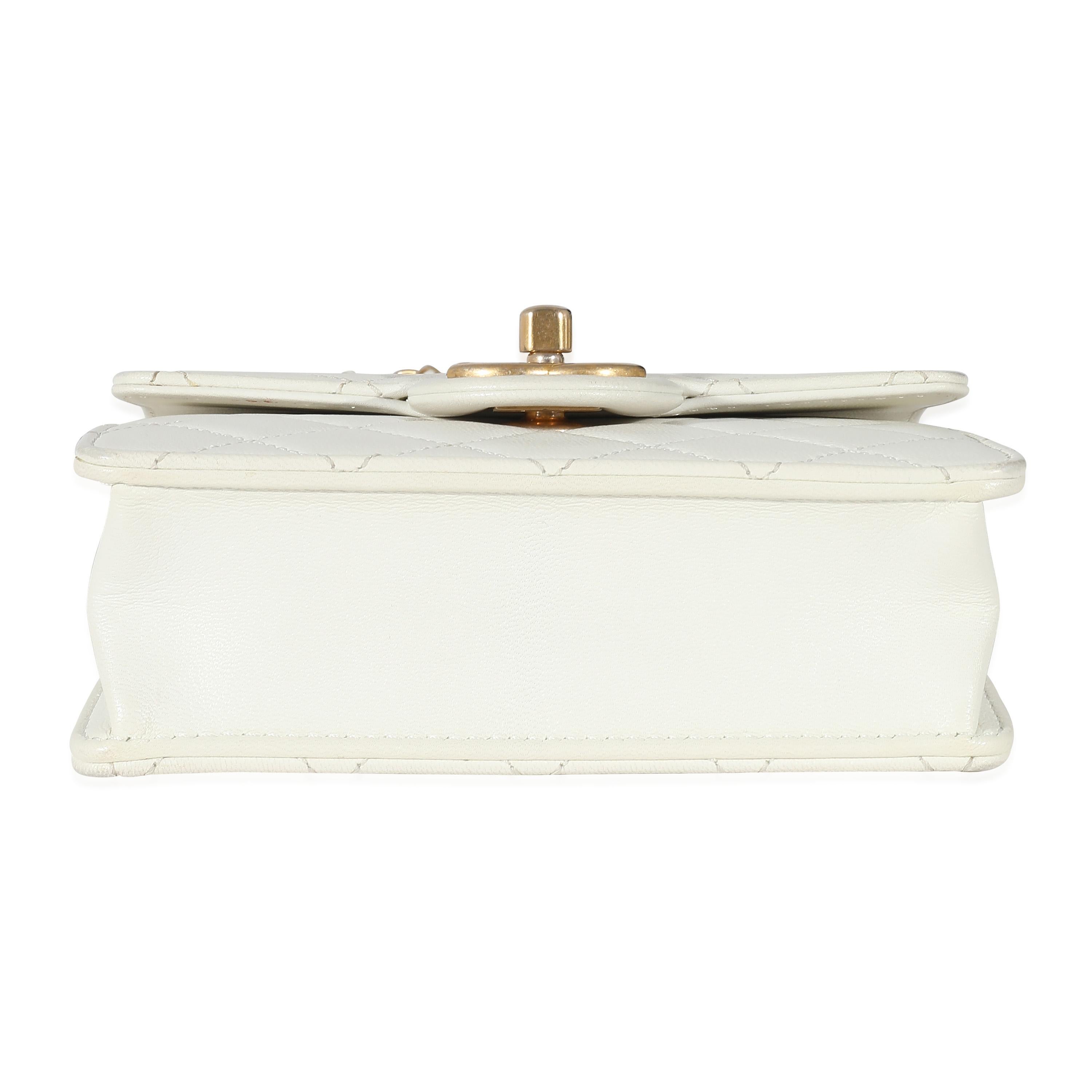 Chanel sac à rabat blanc matelassé perles verticales chics en vente 3