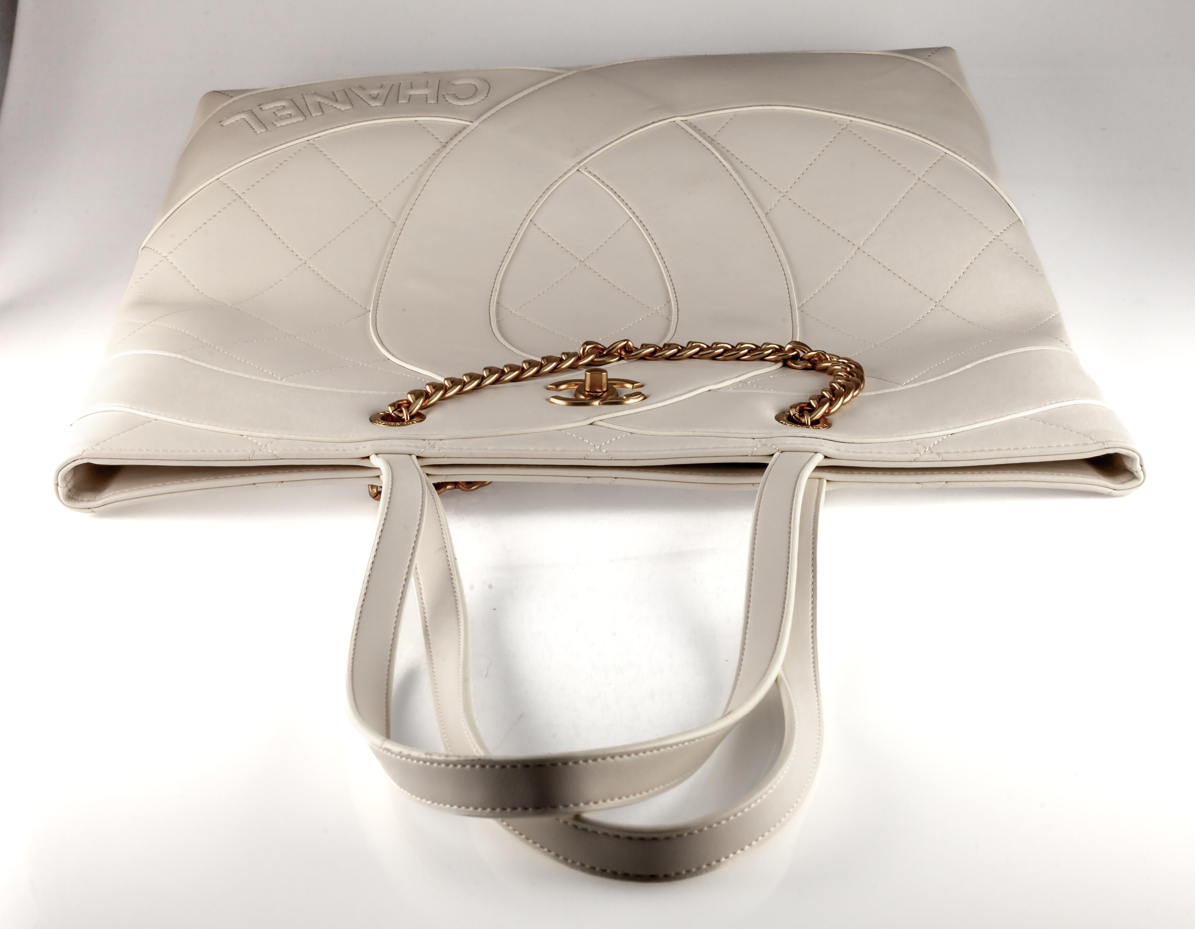 Chanel White Quilted Lambskin 2023 Club Monaco Tote Gold Hardware w/ Card

Gorgeous White Lambskin Quilted Tote by Chanel
Features White Leather Strap and Gold-Plated Hardware
Appx Width = 16