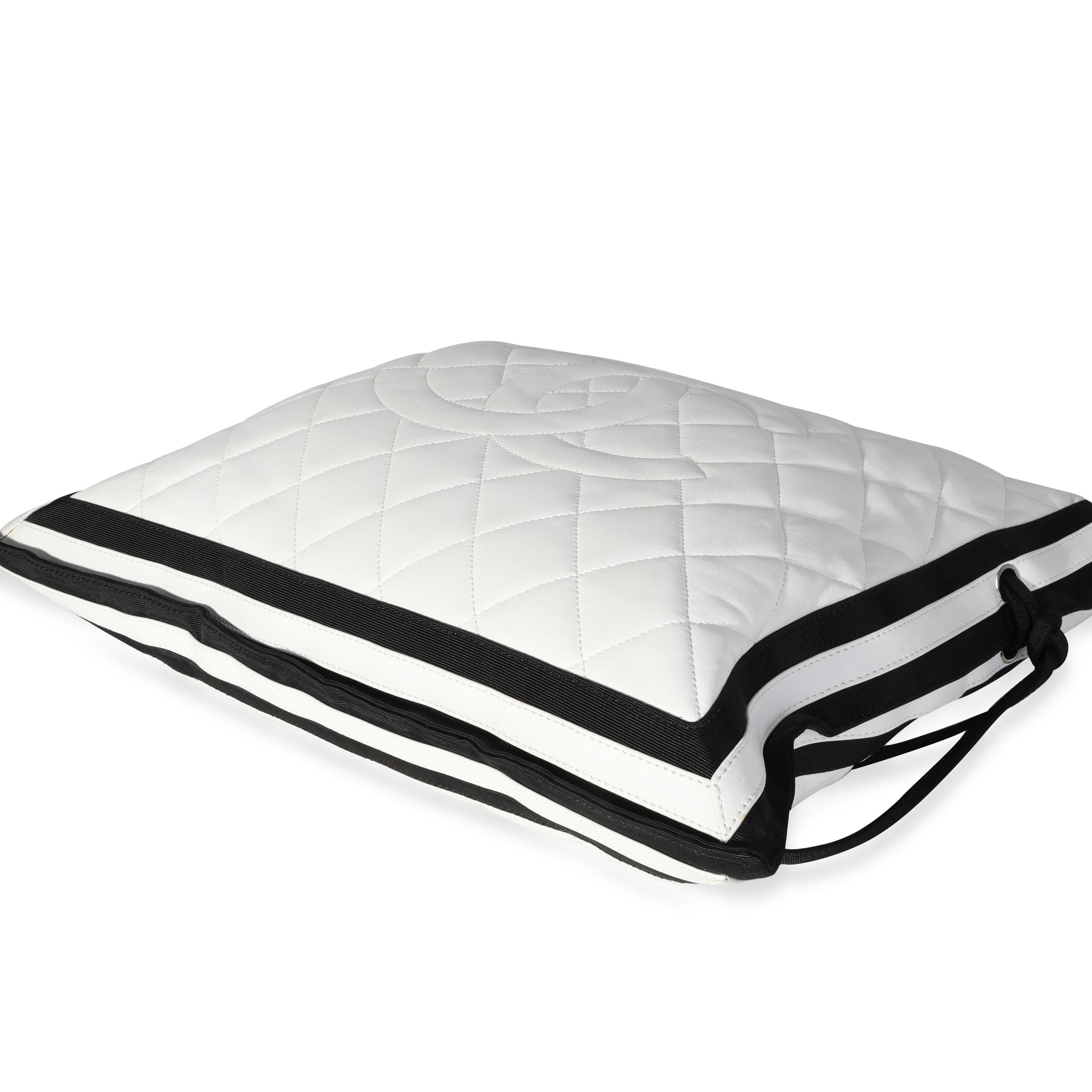 Chanel Bolso con Cordero Acolchado Blanco y Cordón CC de Grosgrain Negro en Excelente Estado en New York, NY