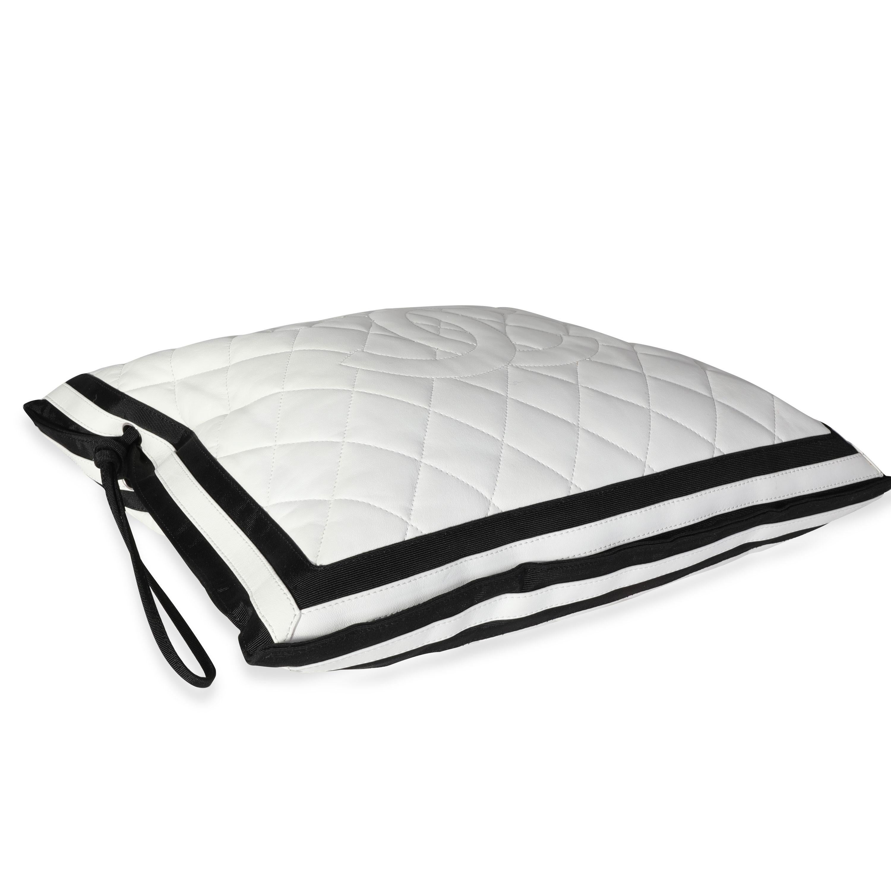 Chanel Bolso con Cordero Acolchado Blanco y Cordón CC de Grosgrain Negro 1
