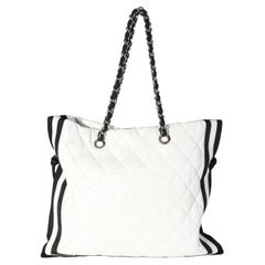 Chanel Tote con coulisse in pelle d'agnello trapuntata bianca e grosgrain nero CC