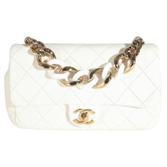 Chanel Weiße Tasche aus gestepptem Lammfell mit eleganter Kette und Klappe