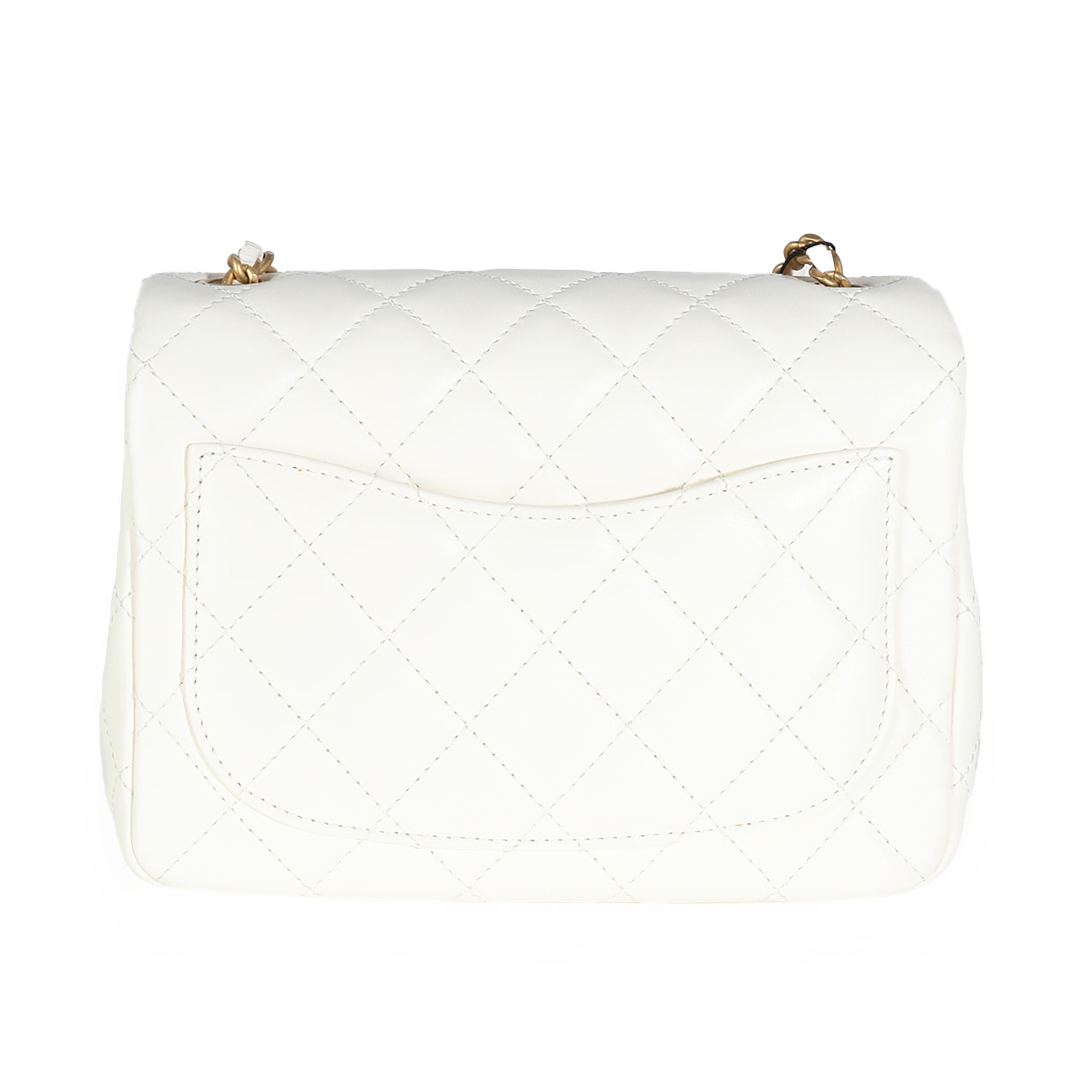 Título del listado: Chanel Blanco acolchado de piel de cordero Pearl Crush Mini Flap Bag
SKU: 140381
Estado: Seminuevo 
Descripción del estado: Un clásico atemporal que nunca pasa de moda, el bolso con solapa de Chanel se remonta a 1955 y ha visto