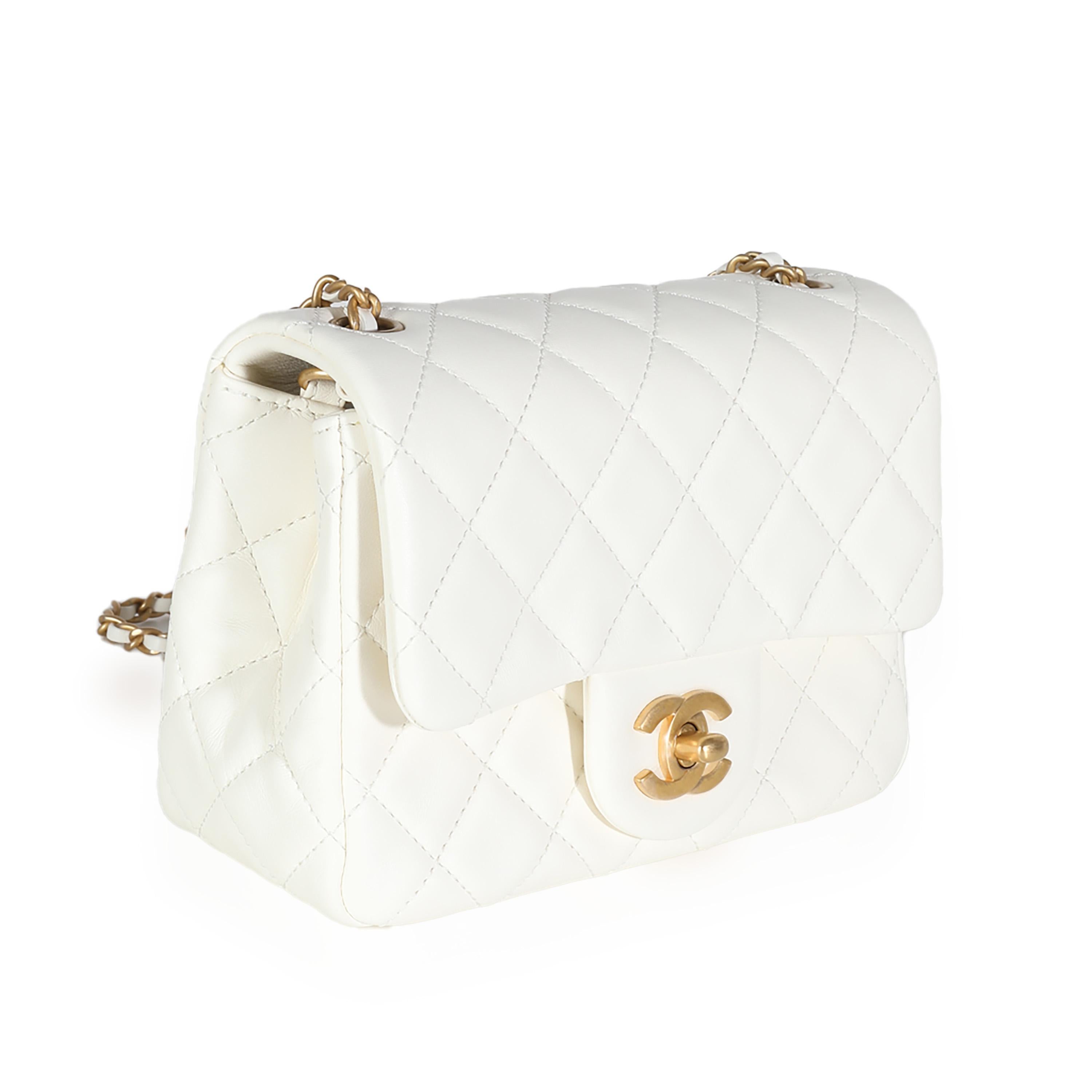 Chanel Mini bolso con solapa de piel de cordero acolchada blanca Pearl Crush Gris en venta